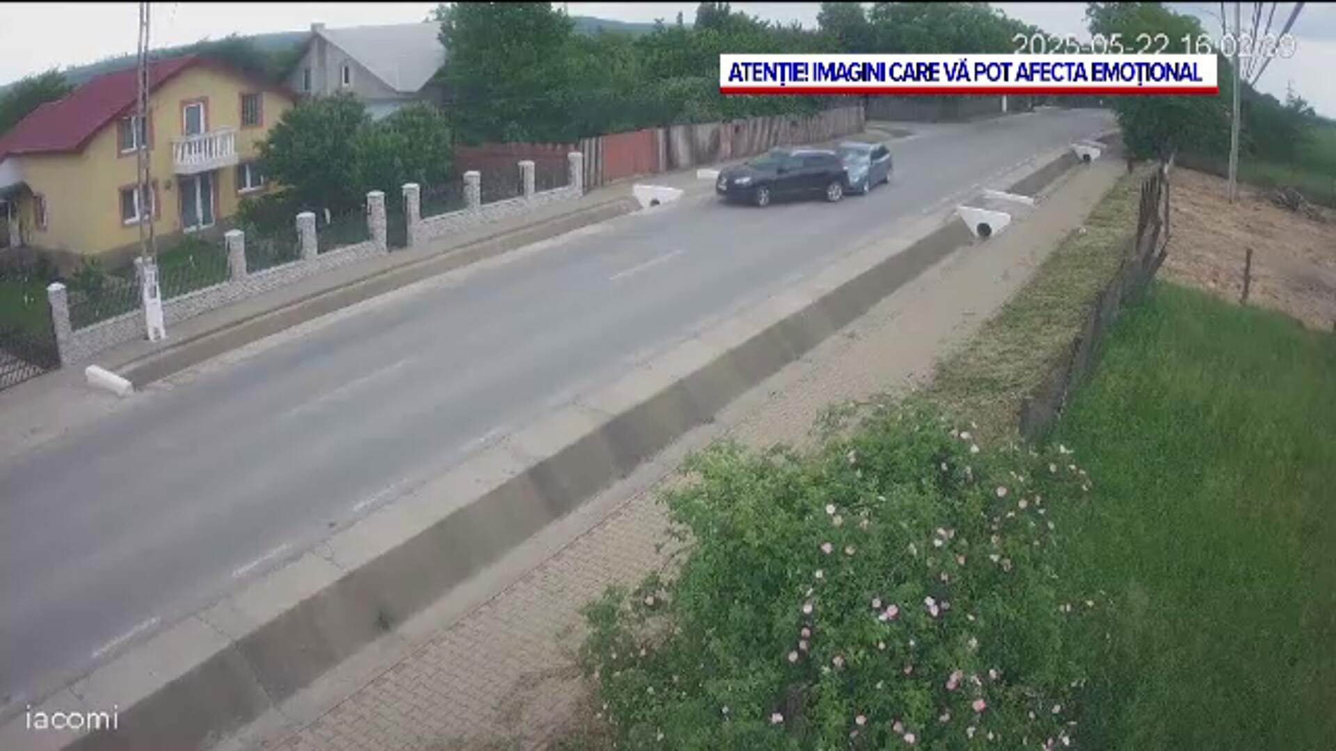 Imagini șocante cu impactul violent dintre două mașini, în Iași. Unde a ajuns autoturismul lovit