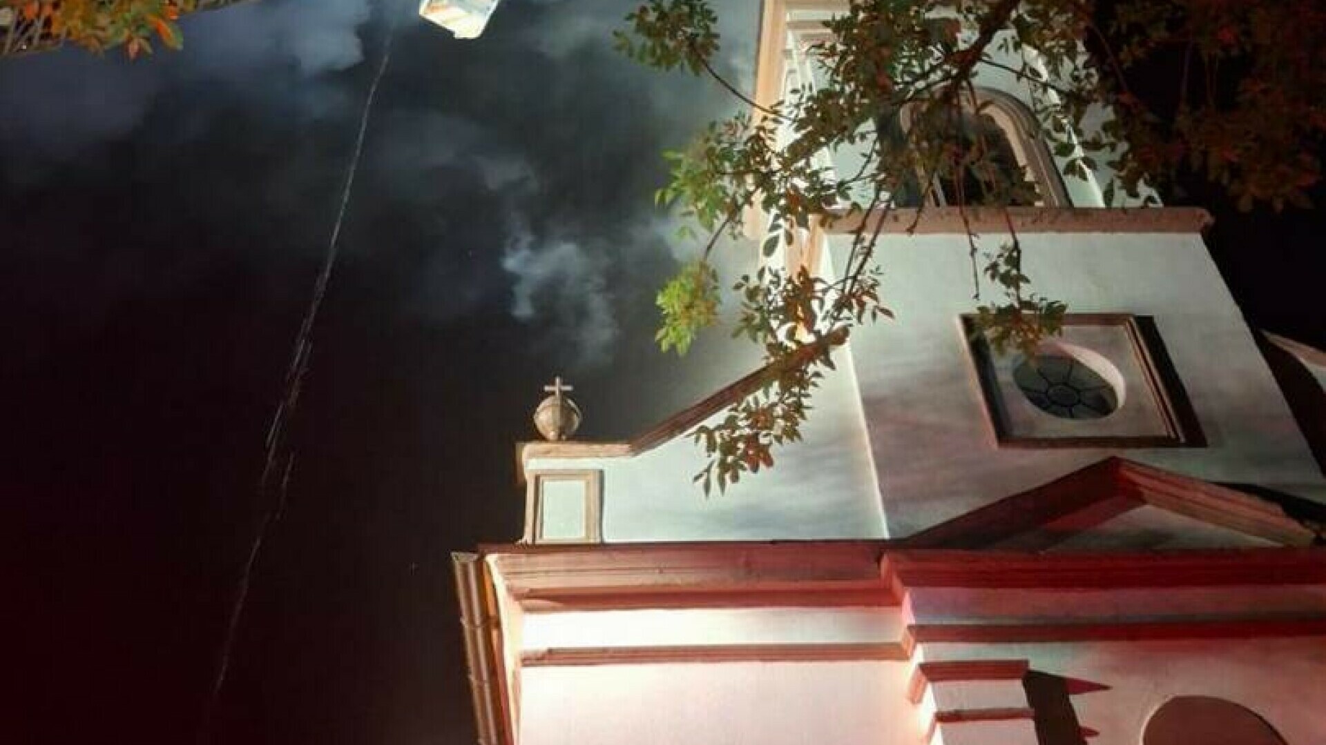 O biserică din Arad a luat foc după ce a fost lovită de trăsnet