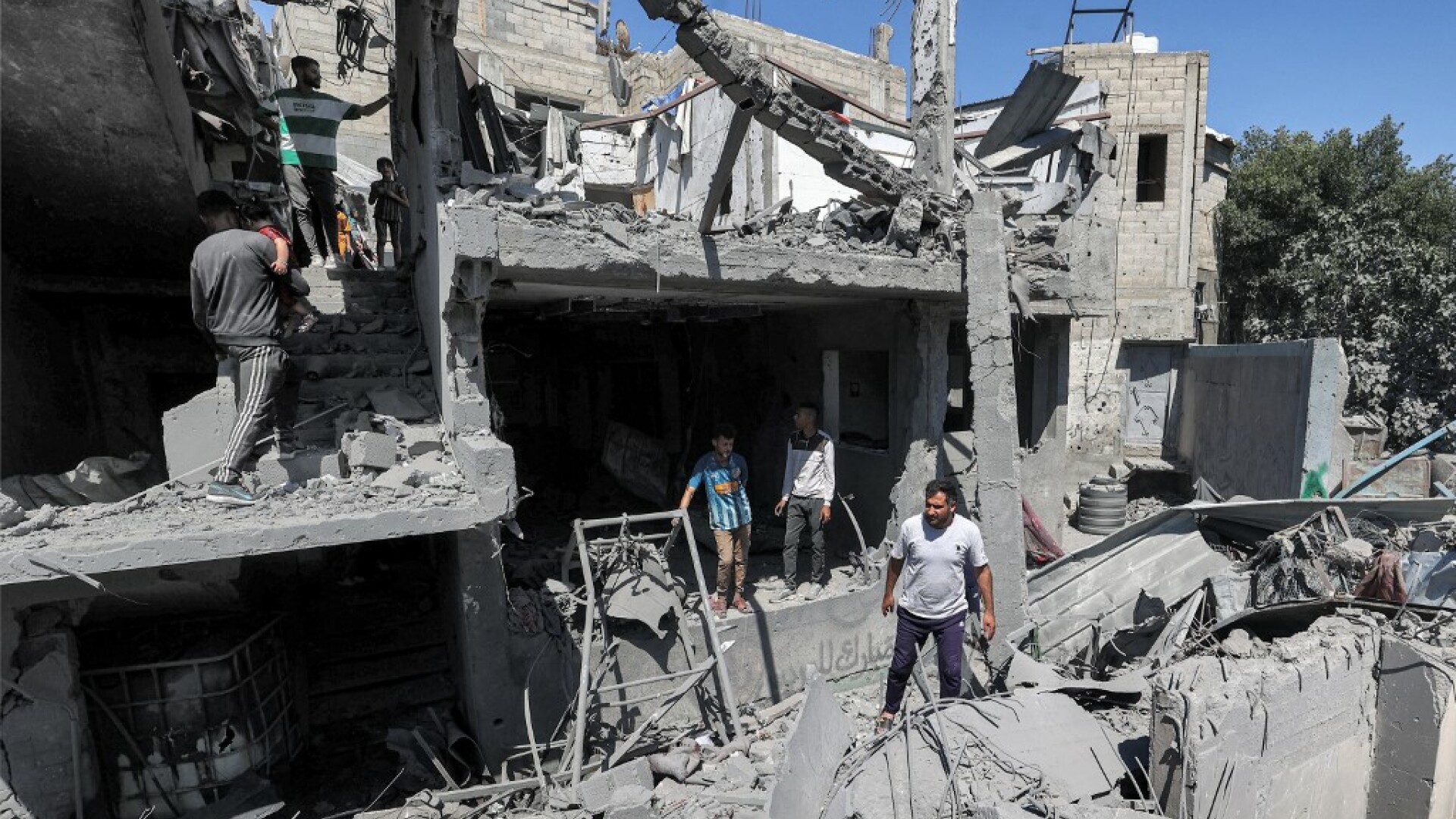 Mai mulţi palestinieni şi soldaţi susțin că trupele israeliene îi folosesc pe palestinieni pe post de ”scuturi umane” în Gaza