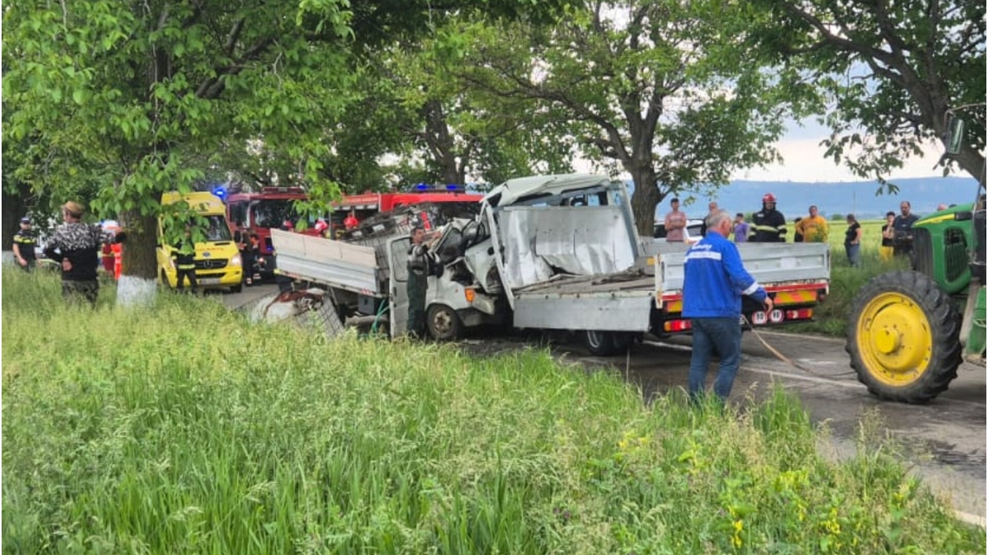 Tragedie pe o șosea din Vrancea. Trei morți și un rănit, după ce două autoutilitare s-au lovit frontal