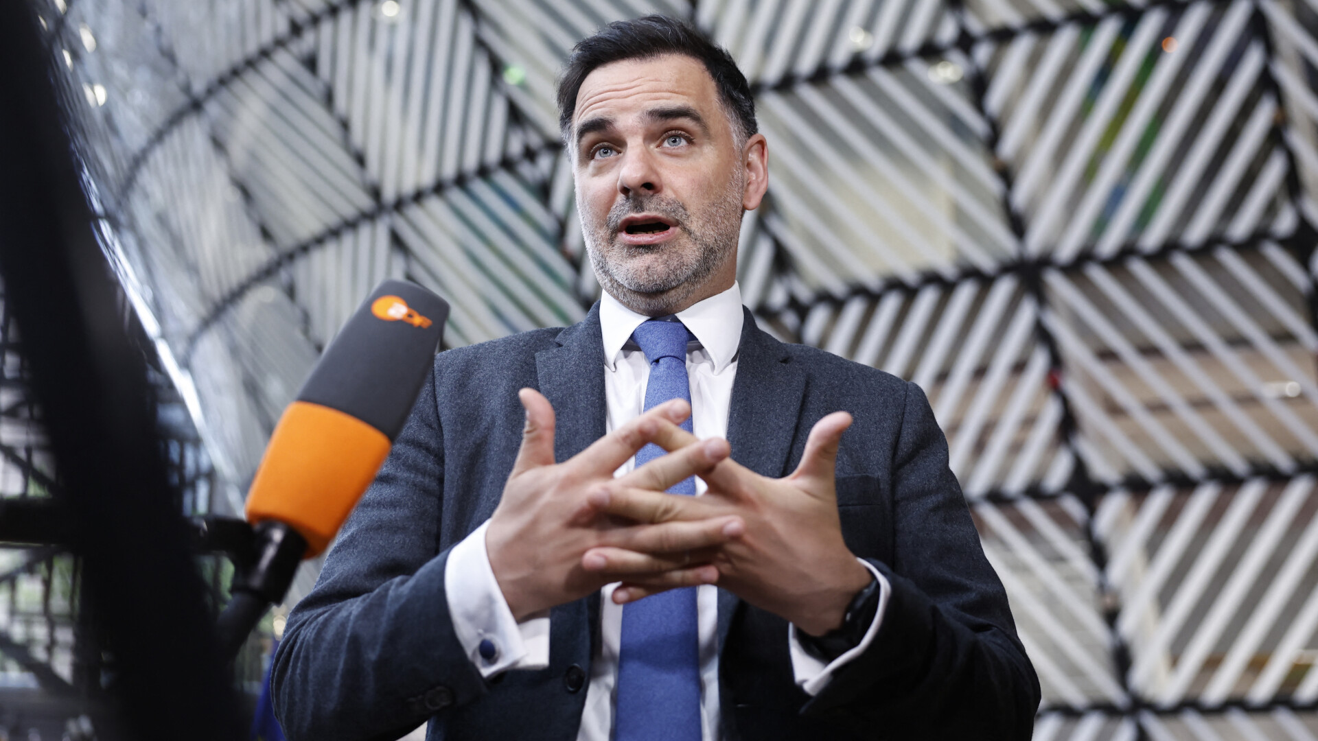 Franţa, în alertă: Donald Trump ameninţă cu suprataxe de 50% pentru vinuri şi cosmetice. „O situaţie absolut insuportabilă”