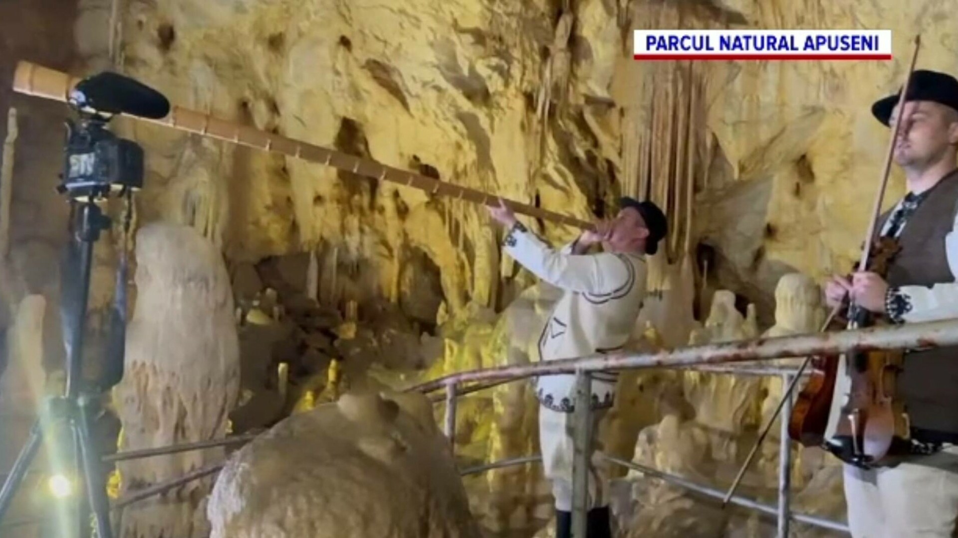Peștera Urșilor a devenit sâmbătă scena unor concerte spectaculoase, cu artiști locali, la care au participat zeci de oameni