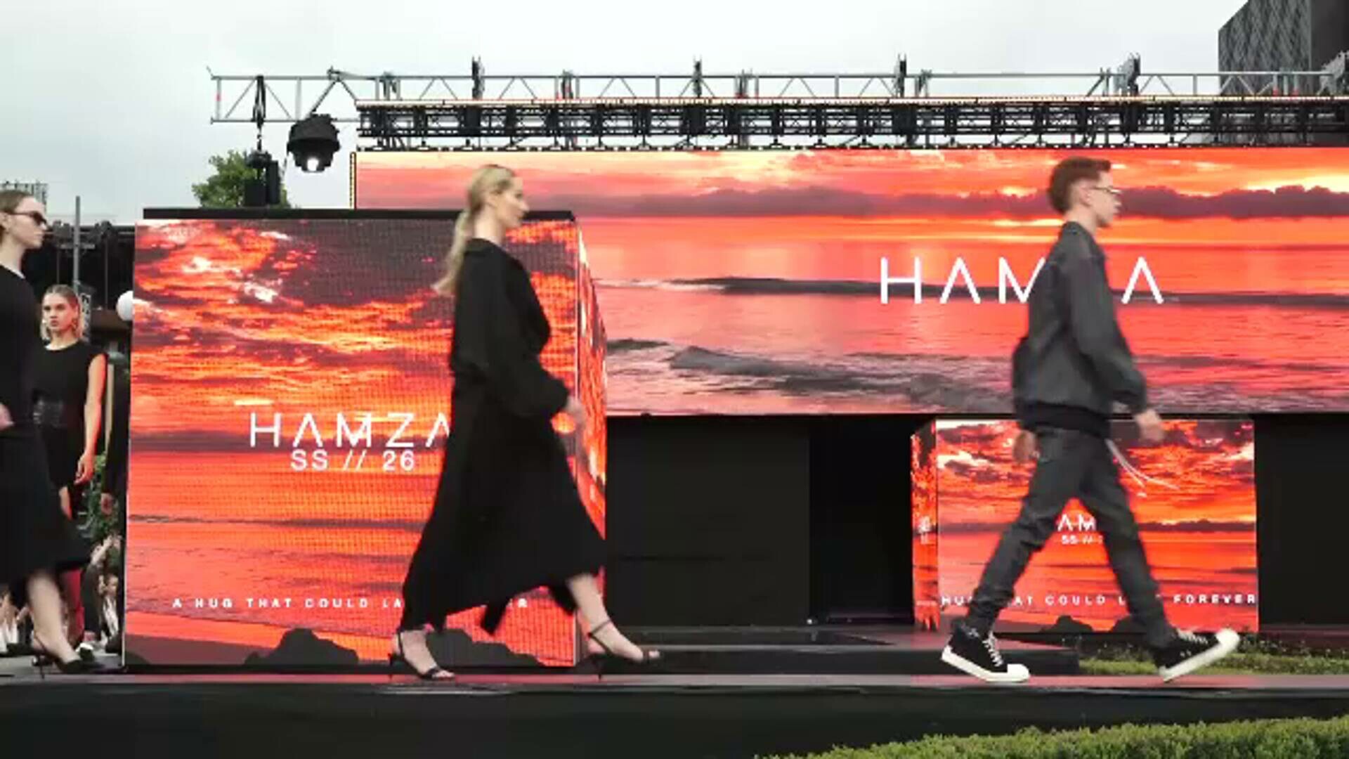 Romanian Fashion Week Iași. Gențile din sticlă și hainele-accesorii au cucerit podiumul. „Trebuie să fii creativ”
