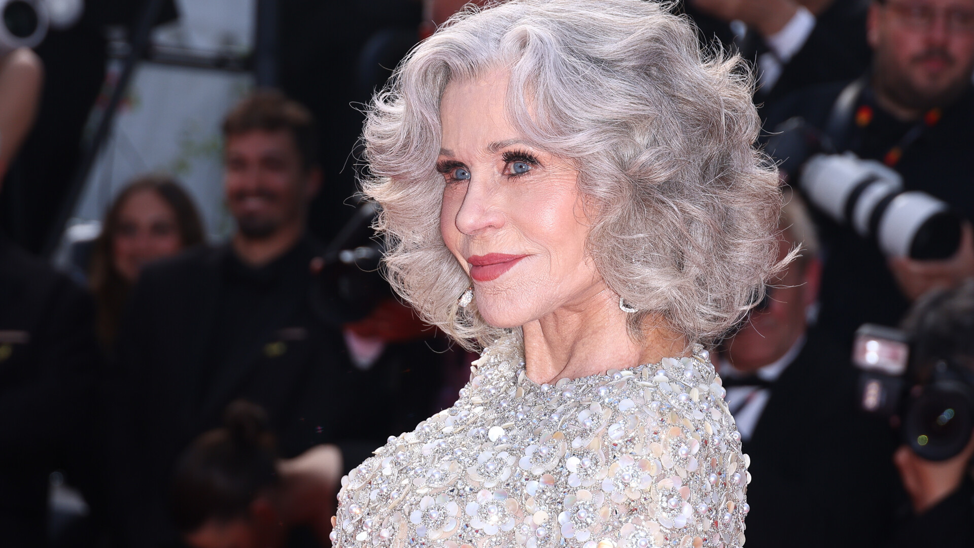 Jane Fonda, apariție spectaculoasă la 87 de ani, pe covorul roșu de la Cannes. GALERIE FOTO