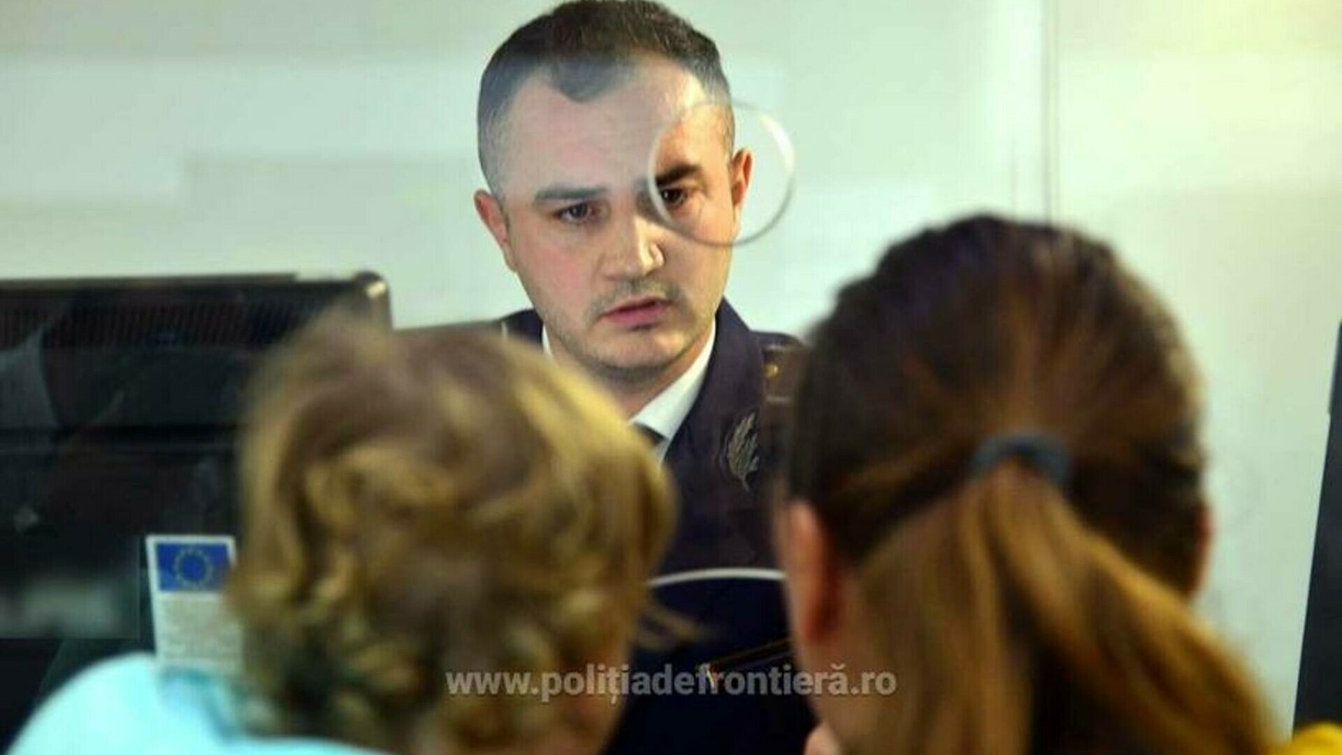 O femeie care venea din SUA a încercat să intre în România cu pașapoarte false pentru trei copii. Ce le-a spus polițiștilor