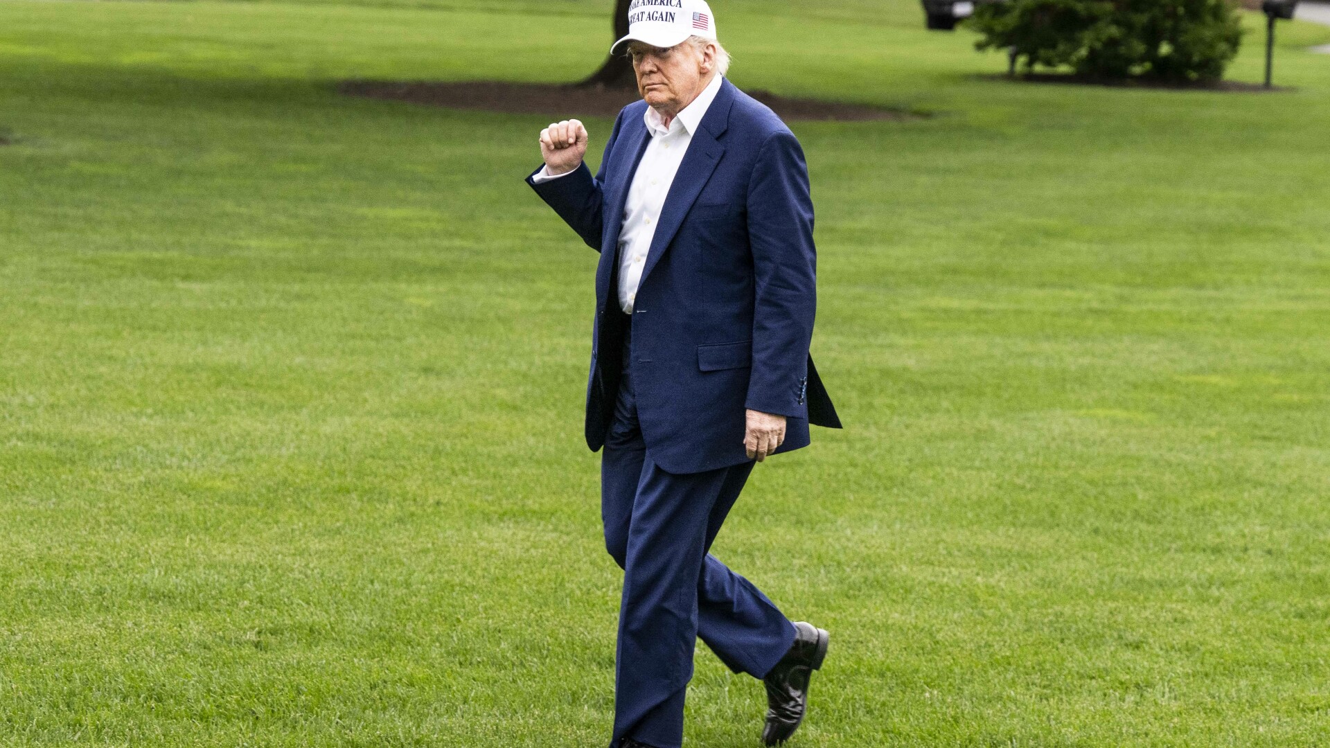Trump: Nu vrem să producem pantofi sport şi tricouri. Vrem să producem echipament militar, tancuri și nave