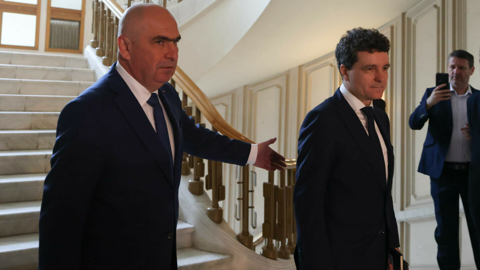 Președintele și premierul României reacționează în scandalul provocat de participarea lui Adrian Năstase și Dăncilă în China