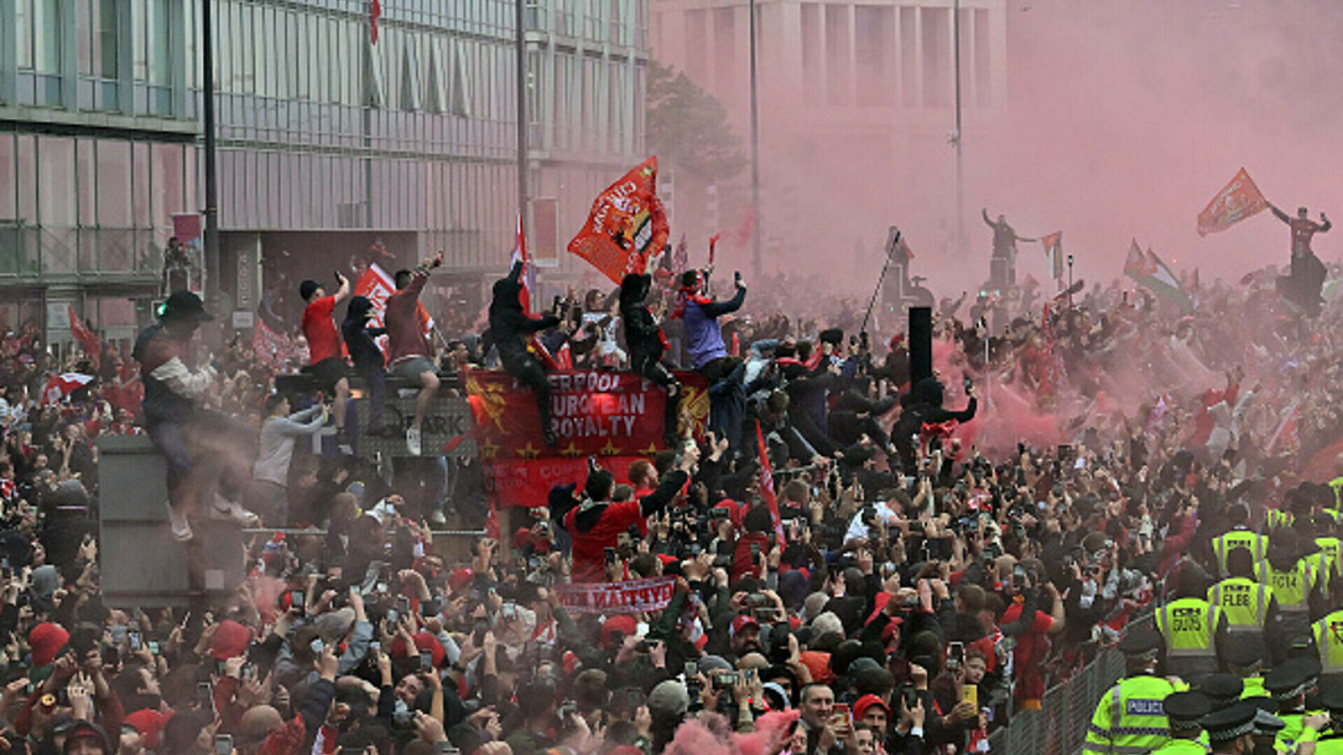 Zeci de răniți după ce un britanic a intrat cu mașina în fanii Liverpool