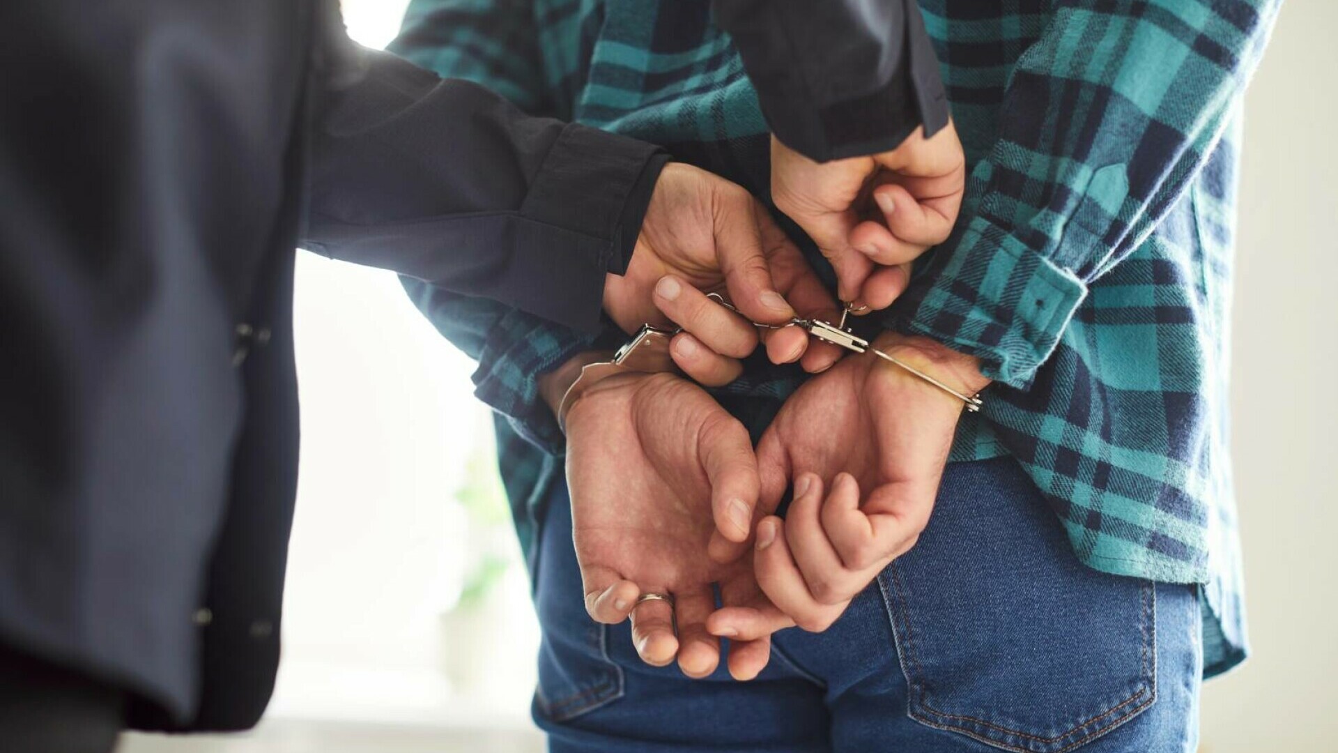 Două minore, una cu handicap, agresate sexual timp de 4 ani. Mama lor a fost acuzată de complicitate și arestată