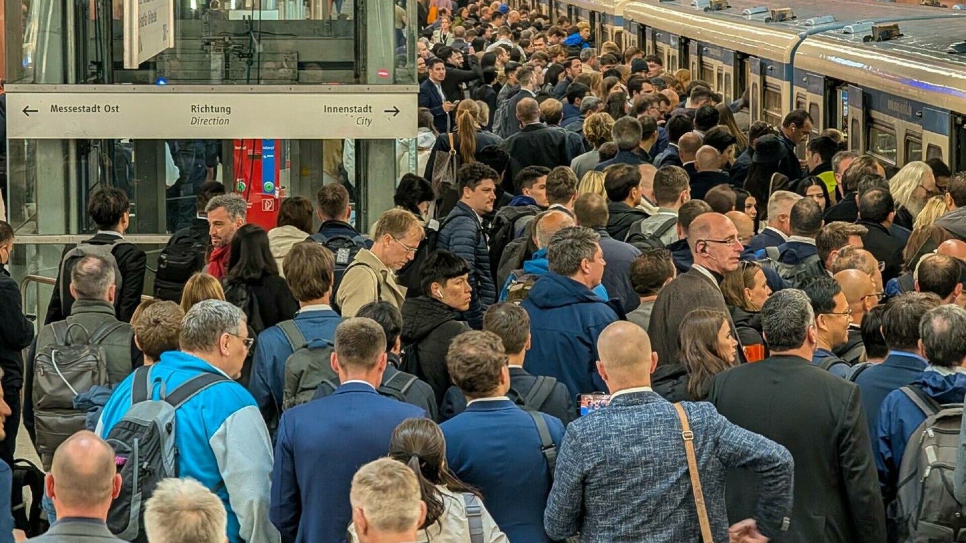 oameni la metrou germania