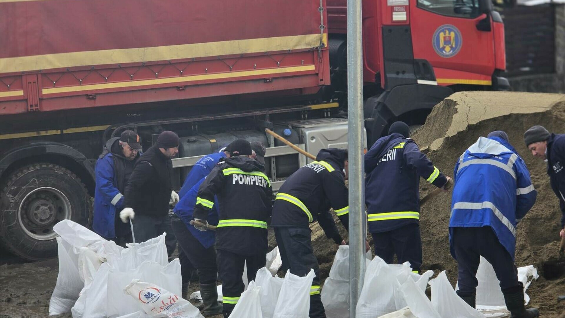 Râul Olt a depășit cota de atenție. Au fost făcute evacuări și intervenții de urgență în zona Podu Olt și Șona