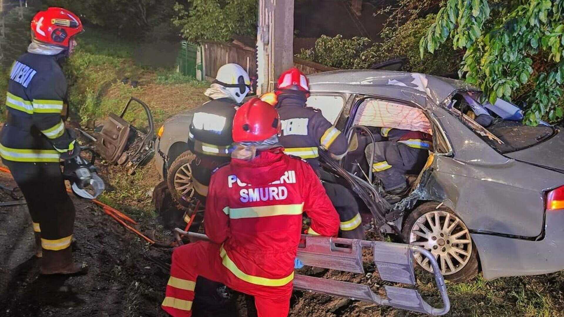 Tragedie în Neamț. Un tânăr de 19 ani a murit după ce o mașină a lovit un autoturism parcat, apoi un stâlp