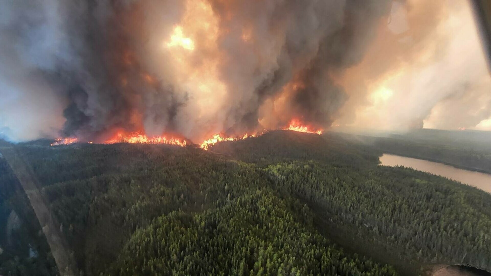 Fumul degajat de incendiile violente din Canada a ajuns în Europa. Ce arată datele Copernicus