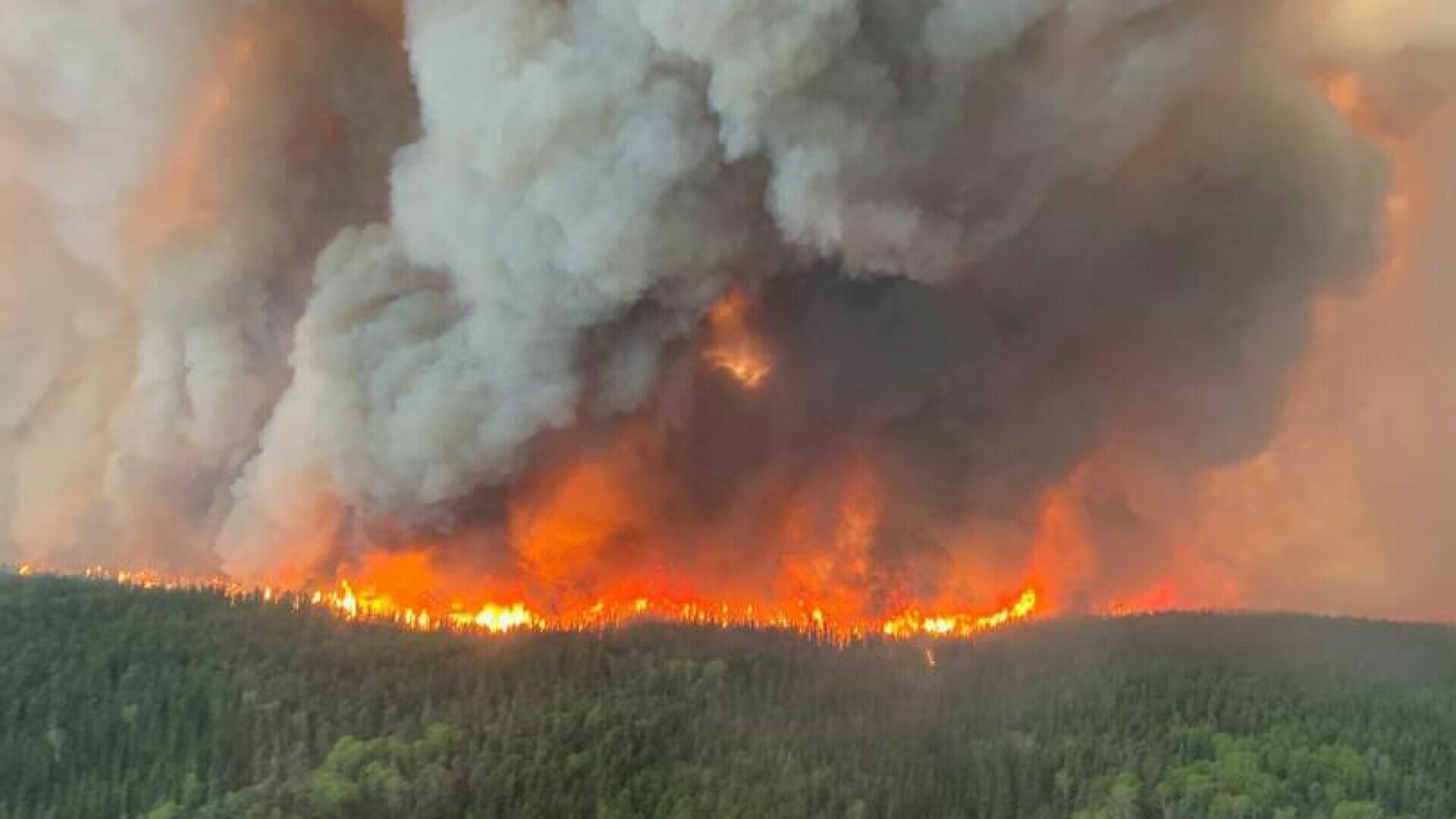 În Canada are loc cea mai amplă acţiune de evacuare din istoria recentă, din cauza incendiilor de vegetație