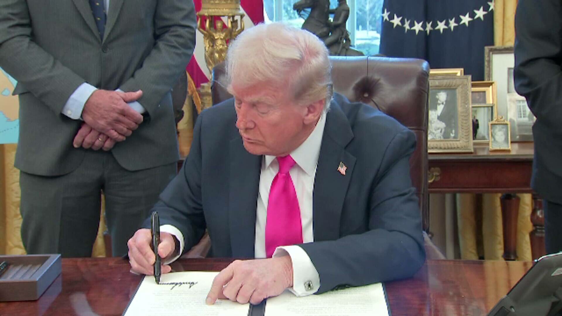 Tarifele lui Donald Trump, între instanță și haos economic. Războiul va fi tranșat abia la Curtea Supremă