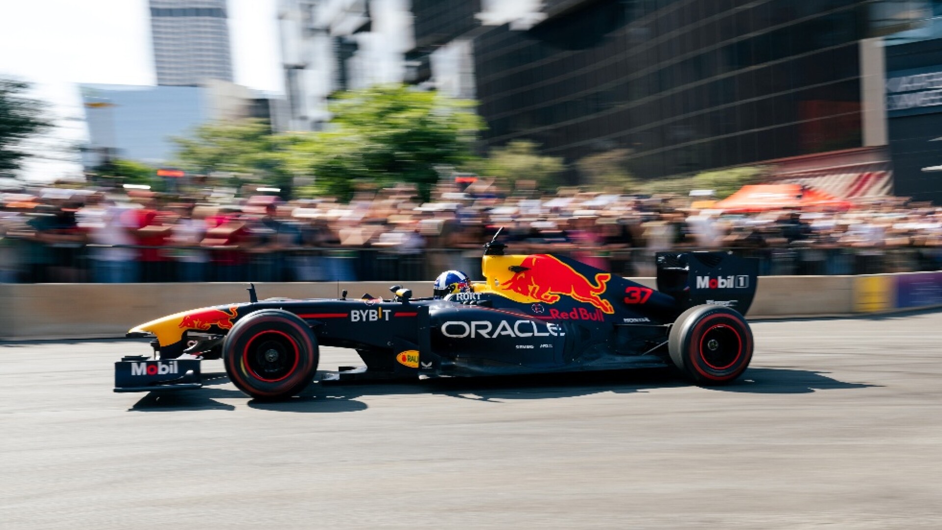 (P) Evenimentul „Red Bull Showrun by ALUMIL”: spectacolul impresionant de sport motorizat la Atena!