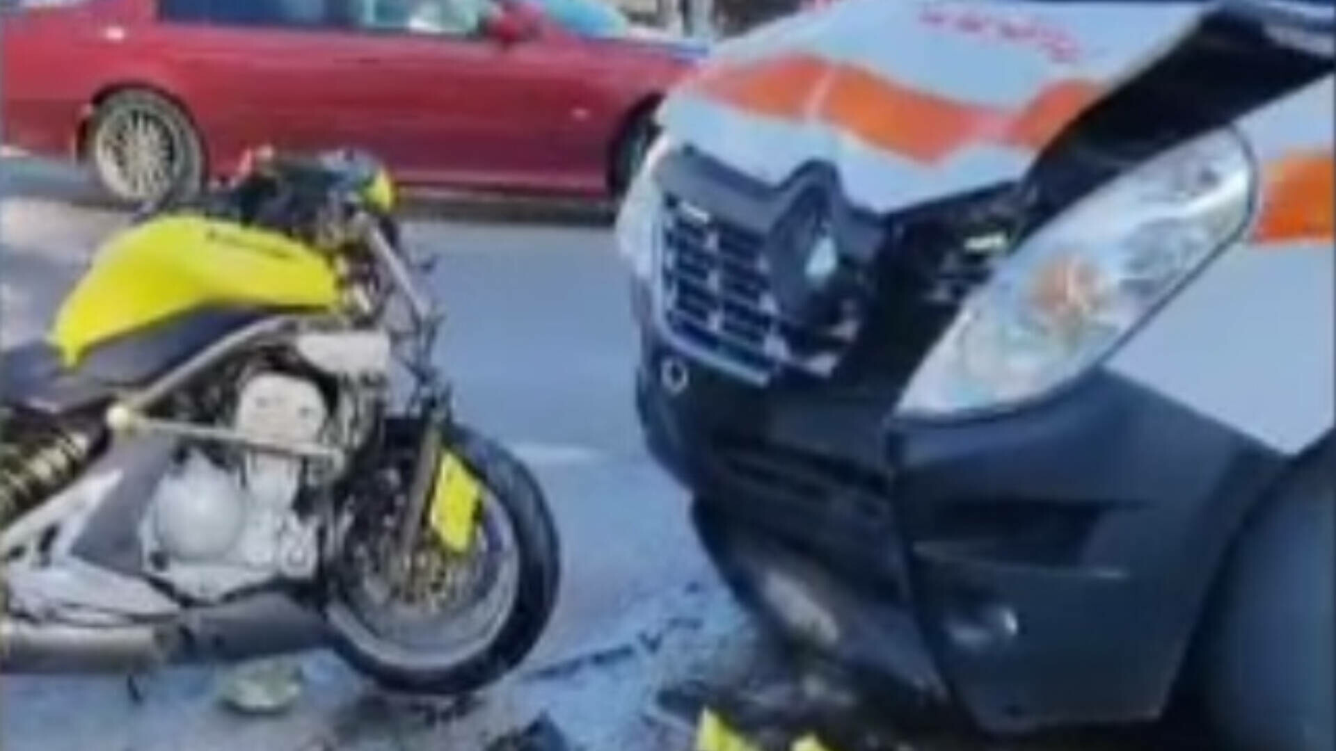 Accident în Suceava între o motocicletă și o ambulanță. La ghidon se afla un polițist băut. Ce i-au pregătit colegii