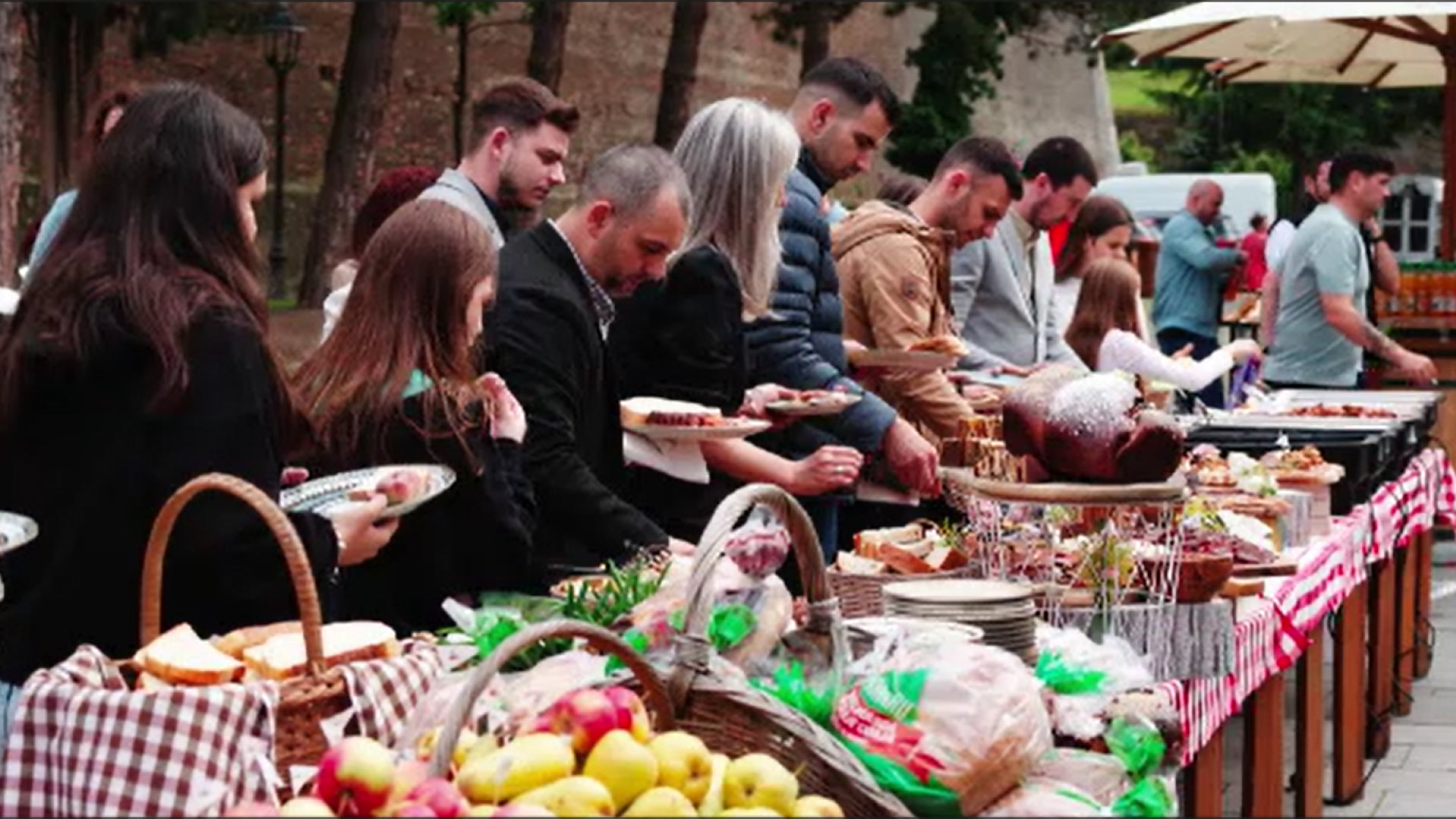 Peste o sută de persoane la repetiția pentru evenimentul „Masa care Unește” organizat la cetatea Alba Carolina