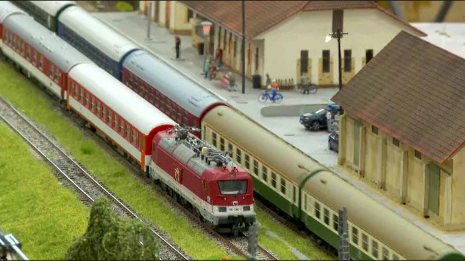 Expoziție impresionantă de trenulețe și miniaturi la Arad. „Am în lucru un depou de locomotive de cinci ani de zile”