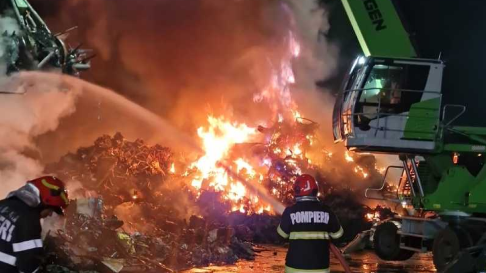 Incendiu de proporții în Constanța. Sute de deșeuri feroase au fost cuprinse de flăcări