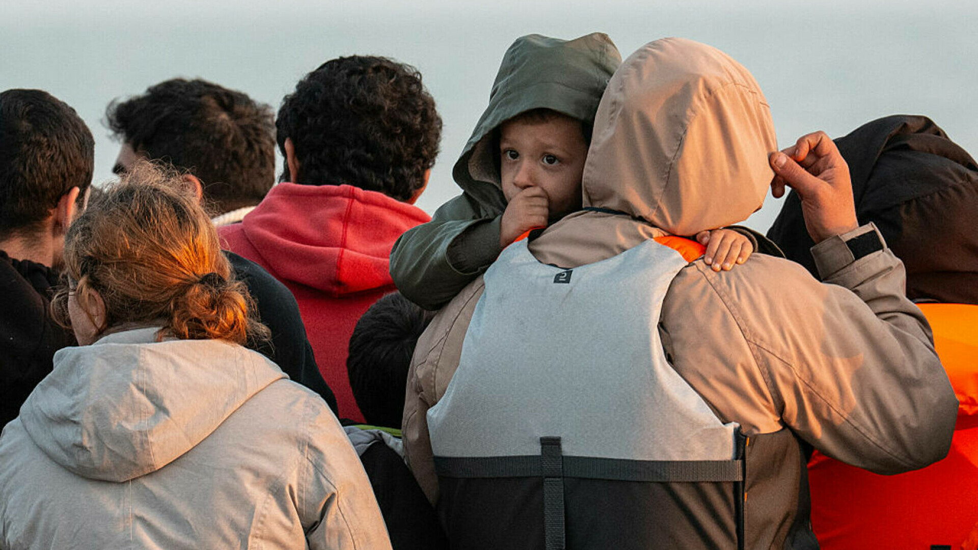 Poliția franceză privește pasiv cum migranți, inclusiv copii, se înghesuie în bărci mici spre Marea Britanie