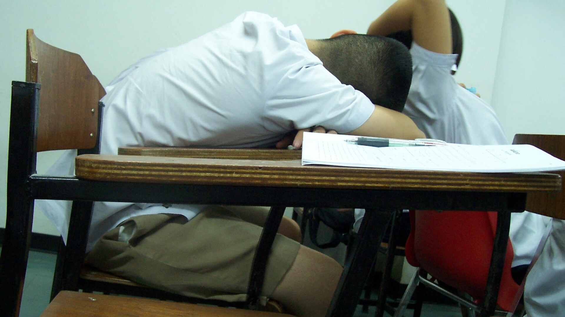 Aviz studentilor: somnul imbunatateste invatatul!