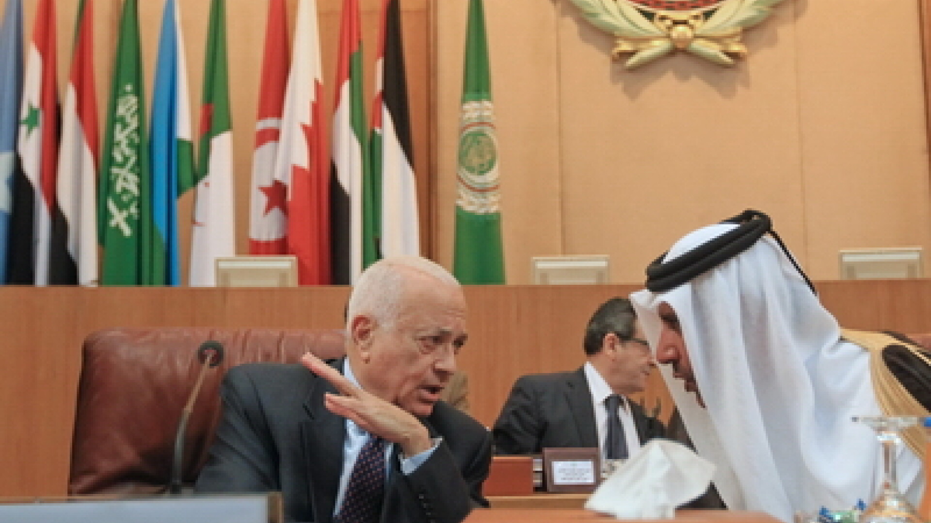 Premierul Qatarului si ministrul de externe Sheikh Hamad bin Jassem bin Jabr al-Thani (D)