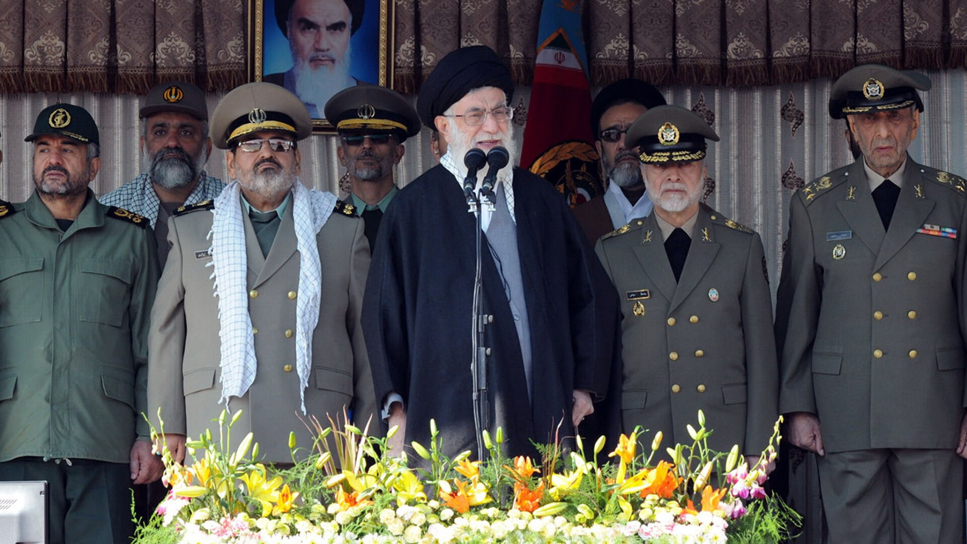 Liderul iranian, (ayatollah) Ali Khamenei (centru)