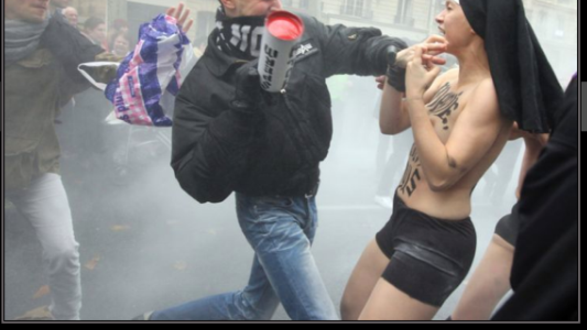 activiste Femen batute la Paris