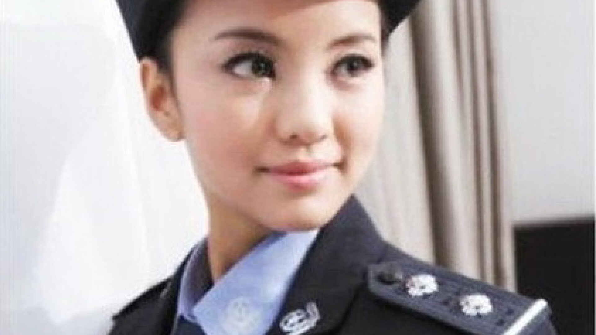 Wang Xiaomeng in uniforma de politista