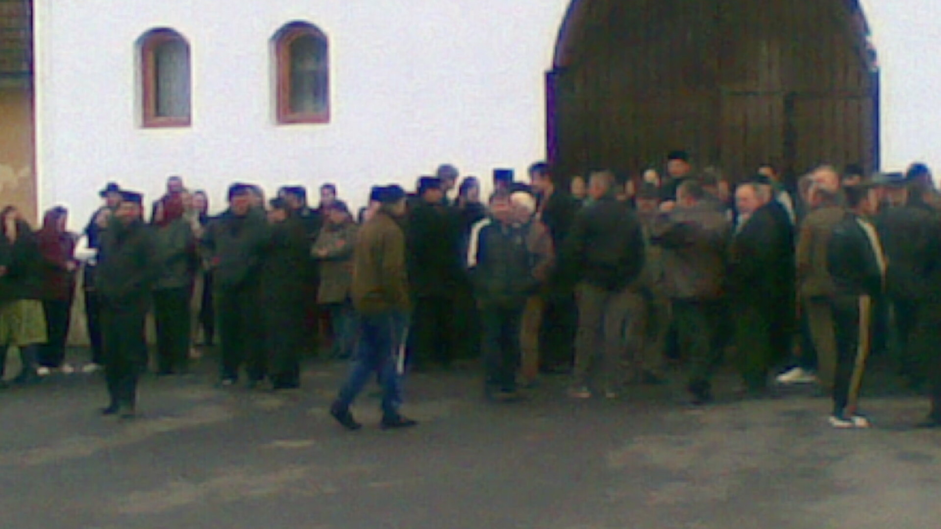 Protest la Manastirea din Bixad. Peste 100 de credinciosi pazesc manastirea sa nu fie retrocedata