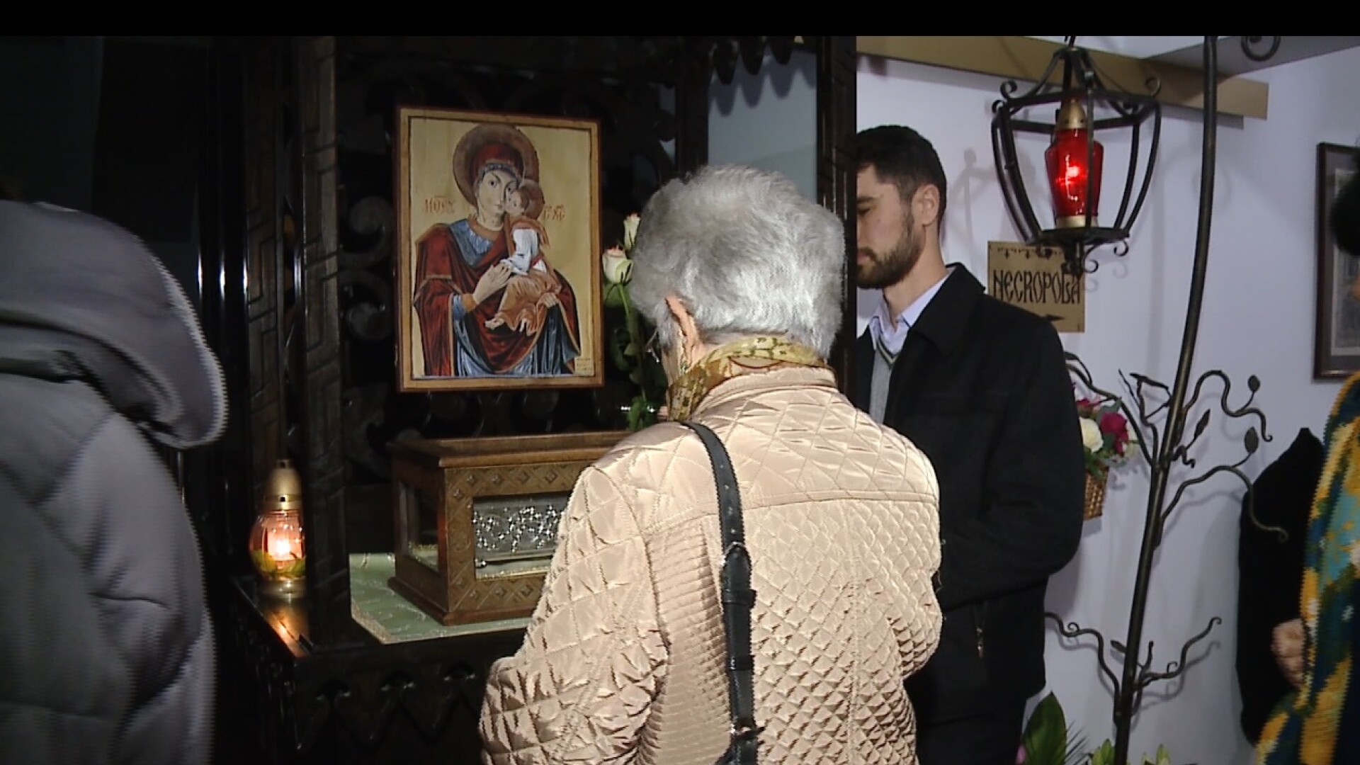 Sute de oameni au stat astazi la rand la Catedrala din Cluj ca sa se roage la Braul Maicii Domnului