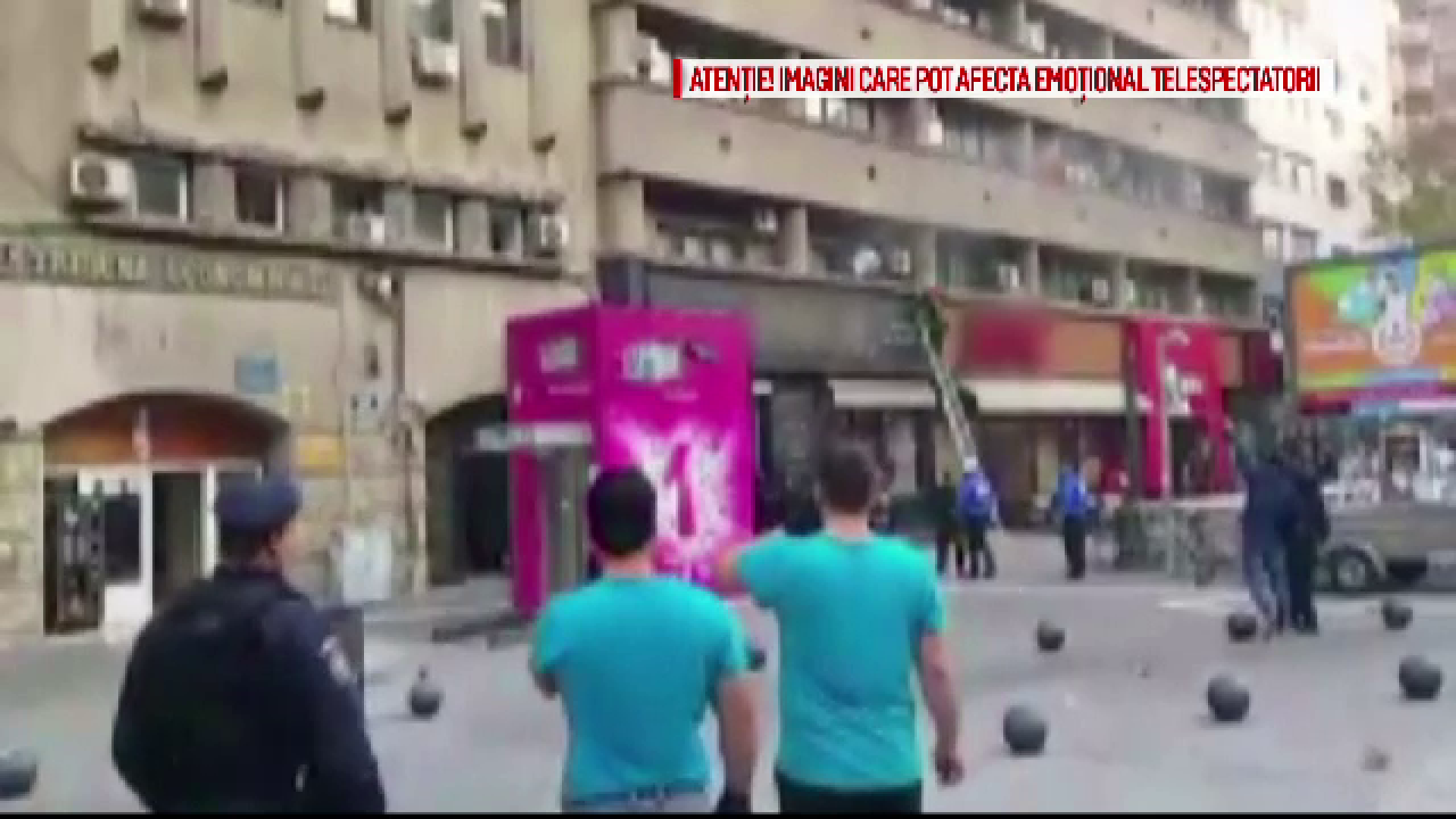 Incendiu intrun bloc din Piata Romana. Un pompier a cazut de pe scara