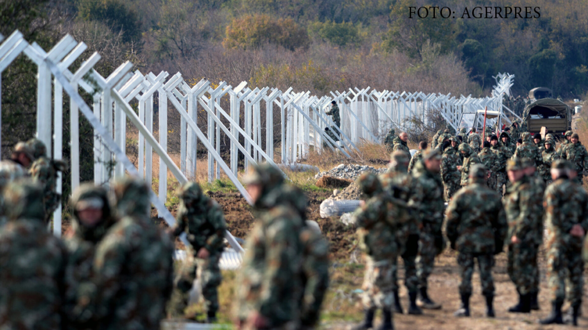 soldati Macedonia inalta un gard la granita