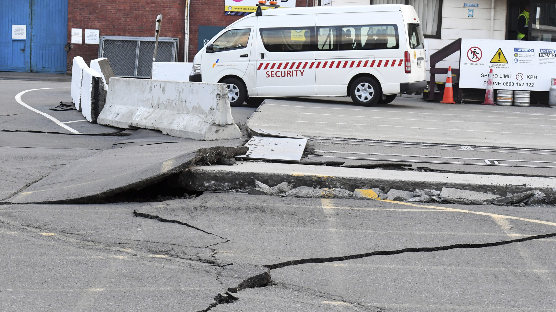O sosea s-a fisurat, in urma cutremurului puternic de 7,8 care a lovit Noua Zeelanda, duminica