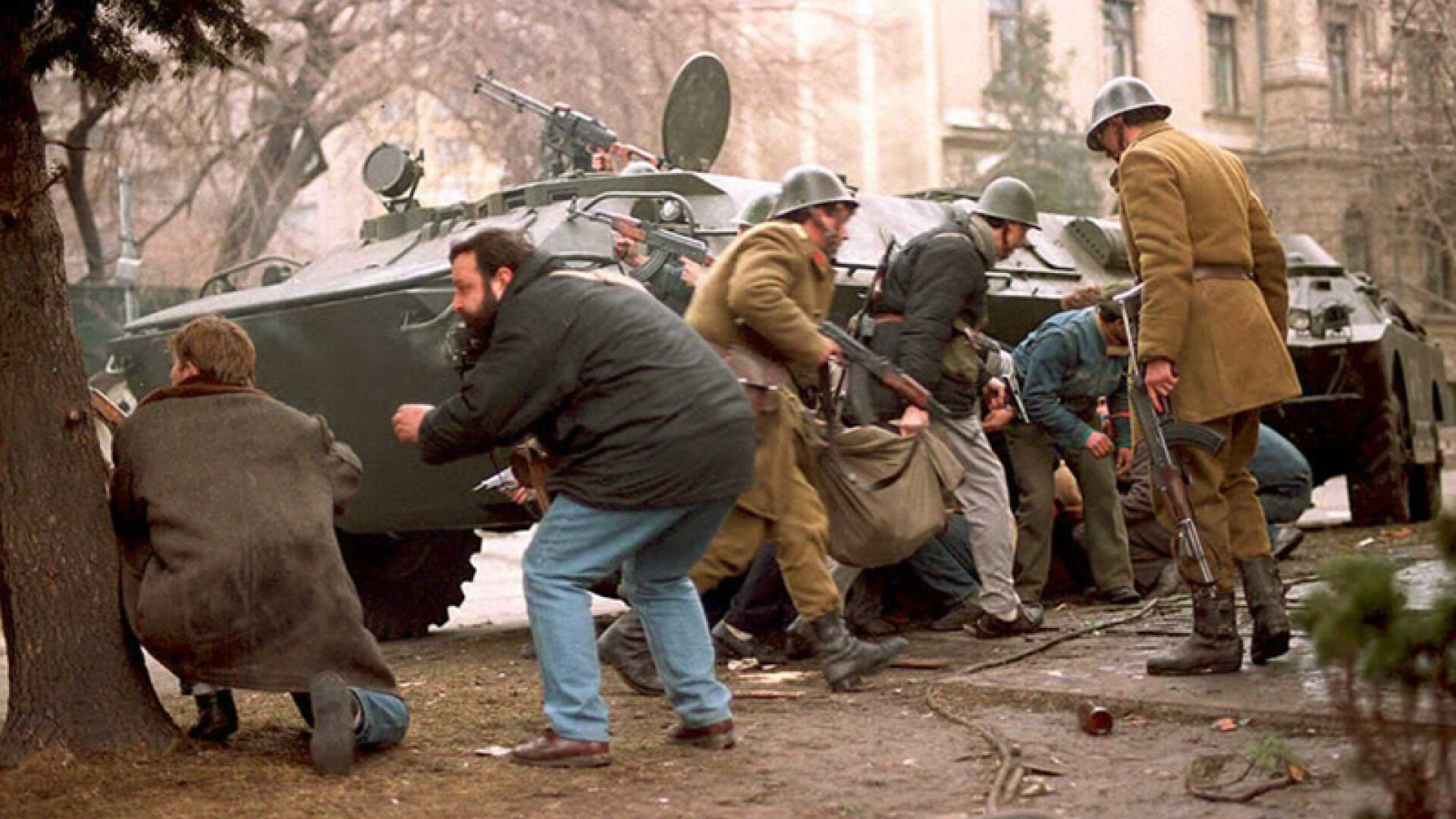 Revolutia din decembrie 1989, lupte in Piata Palatului, FOTO: Getty/AFP