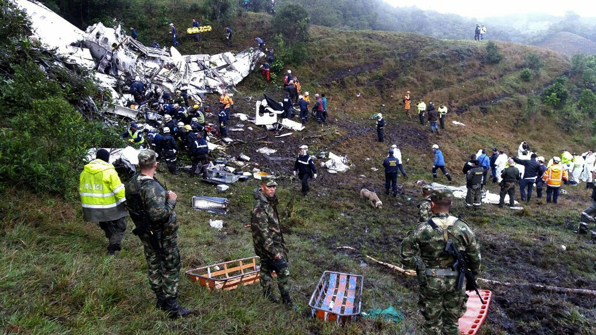 Un avion cu 72 de pasageri la bord, printre care si o echipa de fotbal braziliana, s-a prabusit in Columbia