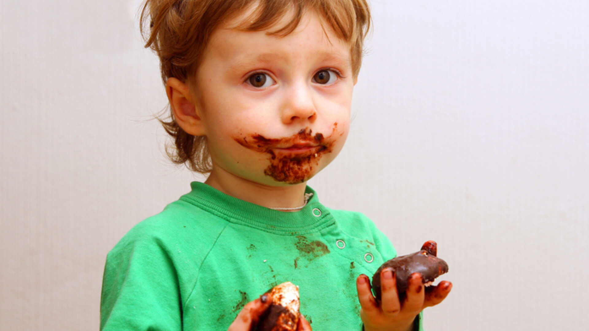copil care mananca ciocolata