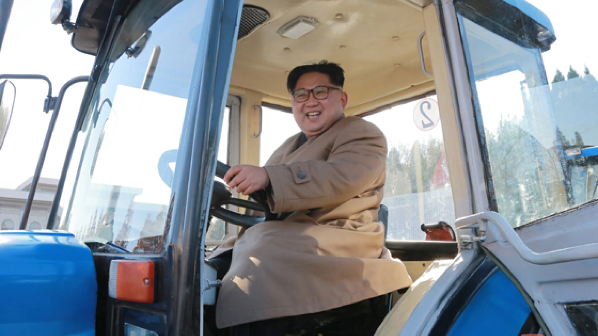 Kim Jong Un la uzina de tractoare