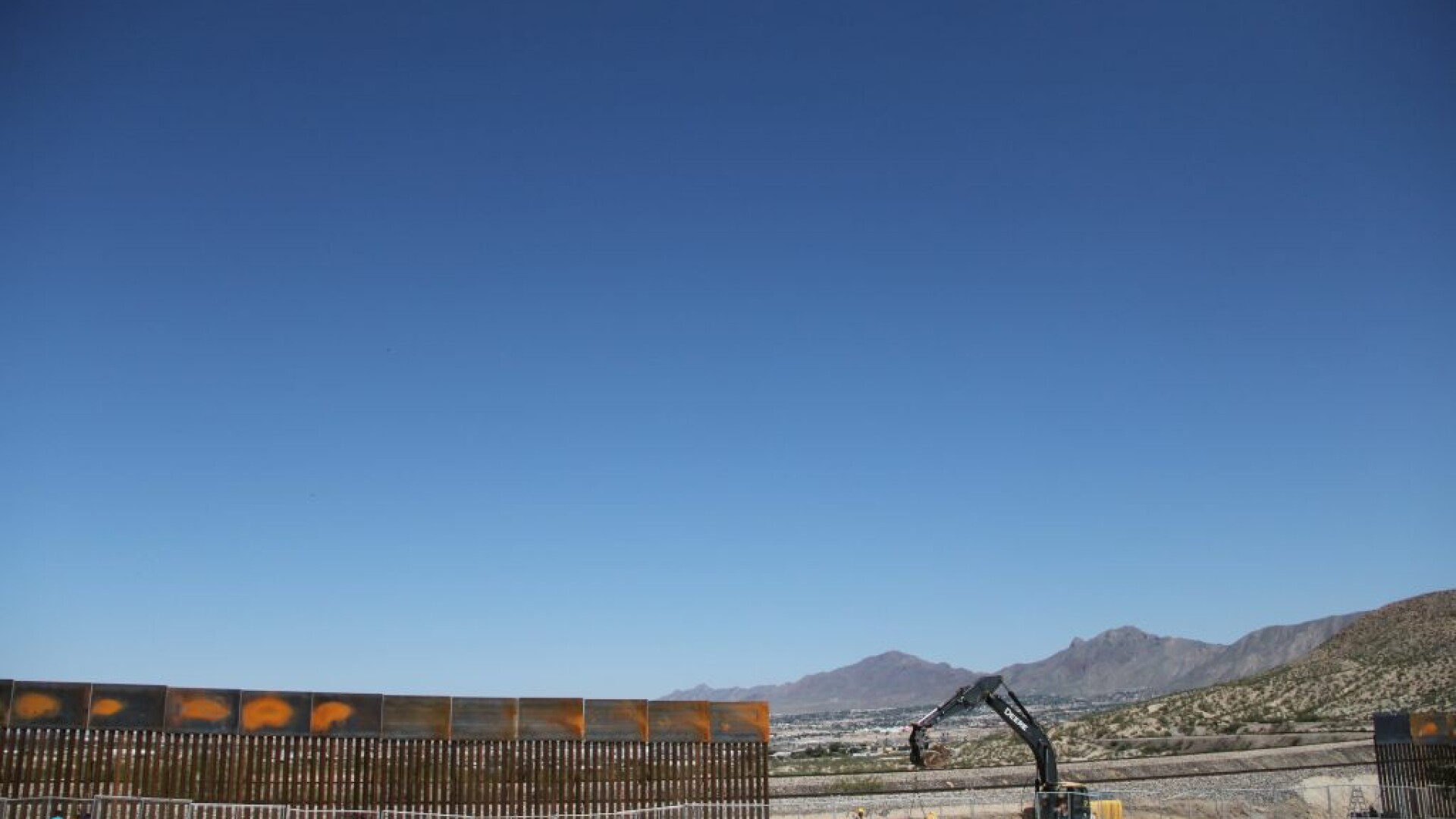 gard in constructie la granita SUA-mexic