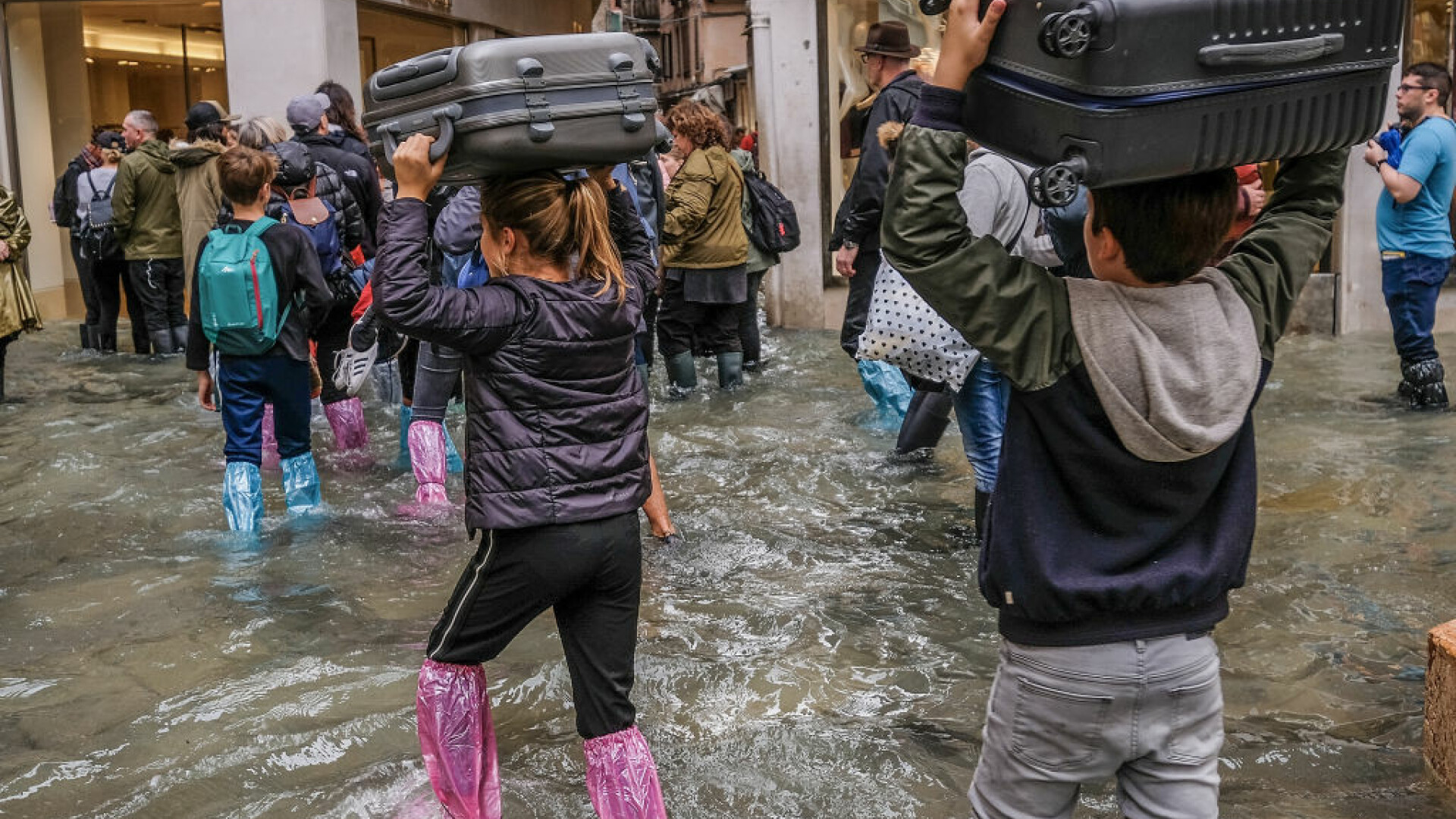 Turiștii, luați prin surprindere de inundațiile din Veneția