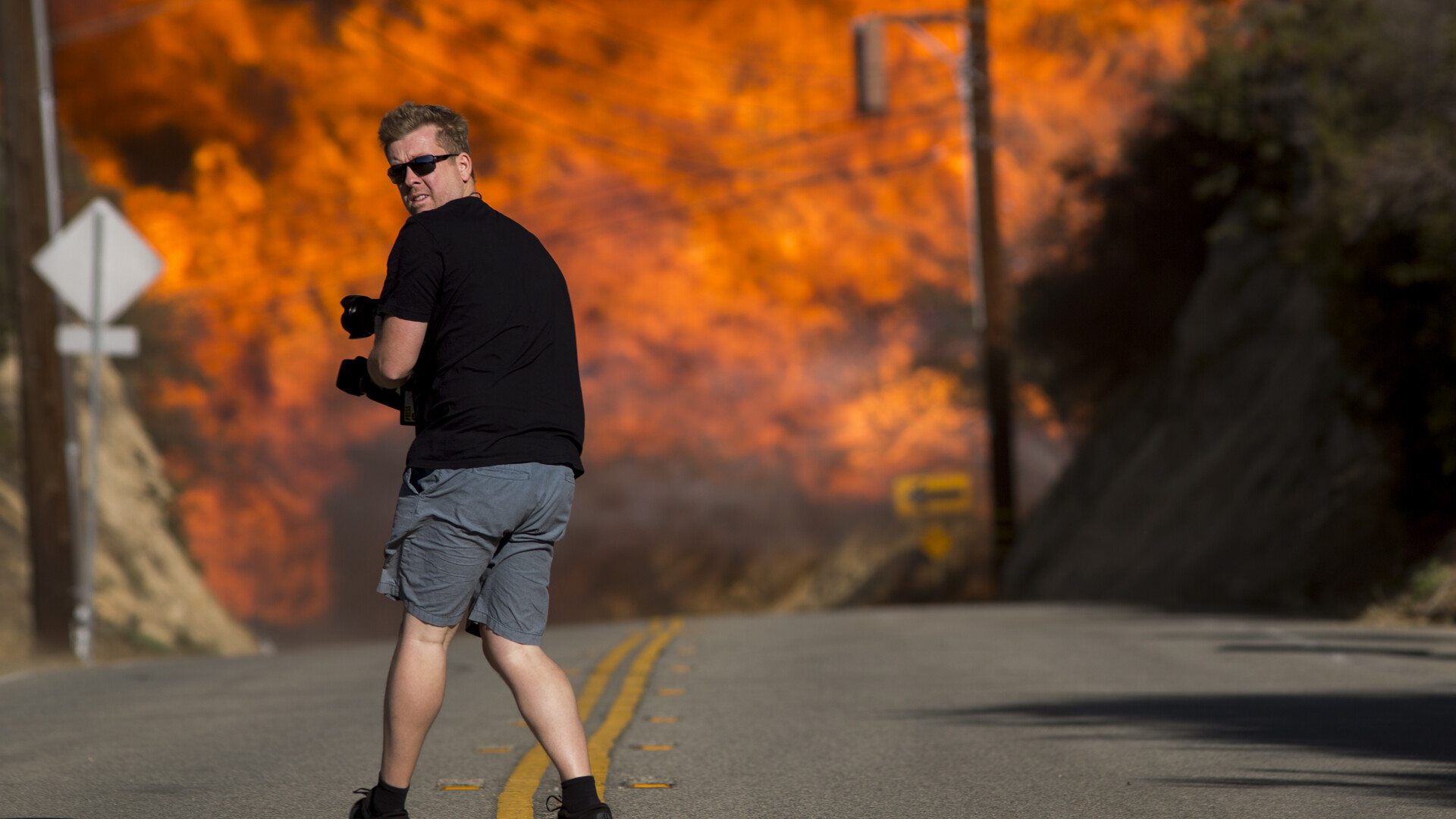 Un bărbat fotografiază ”infernul” din Malibu