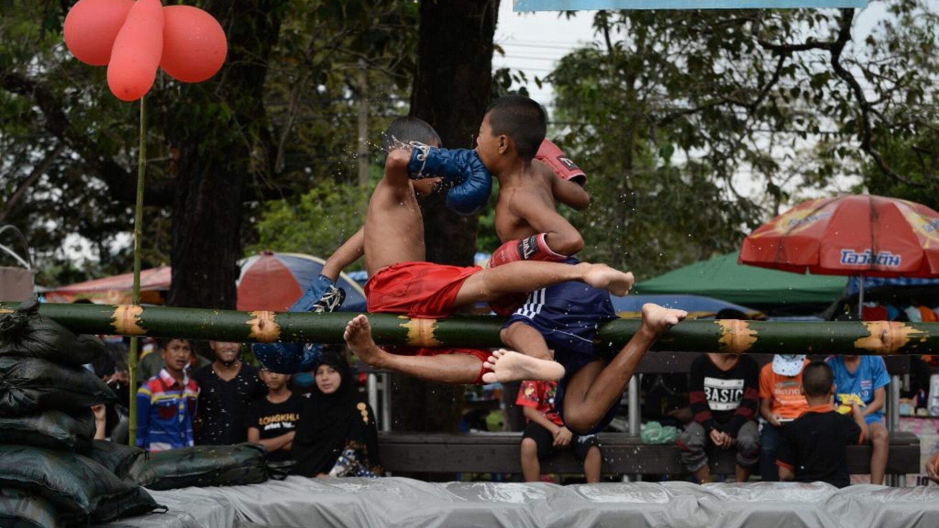 Thailanda - meci de kickboxing intre copii