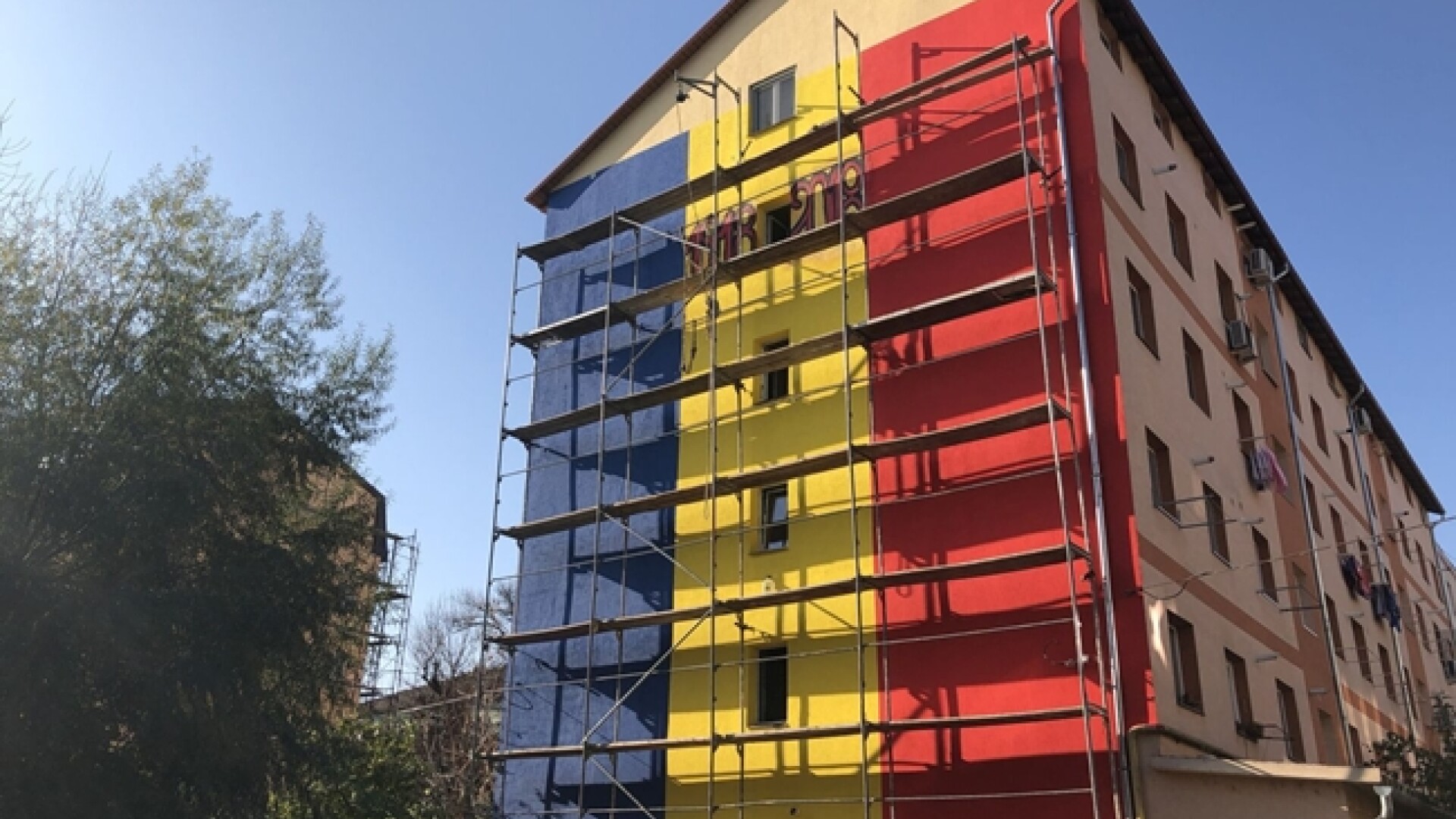 bloc in culorile tricolorului