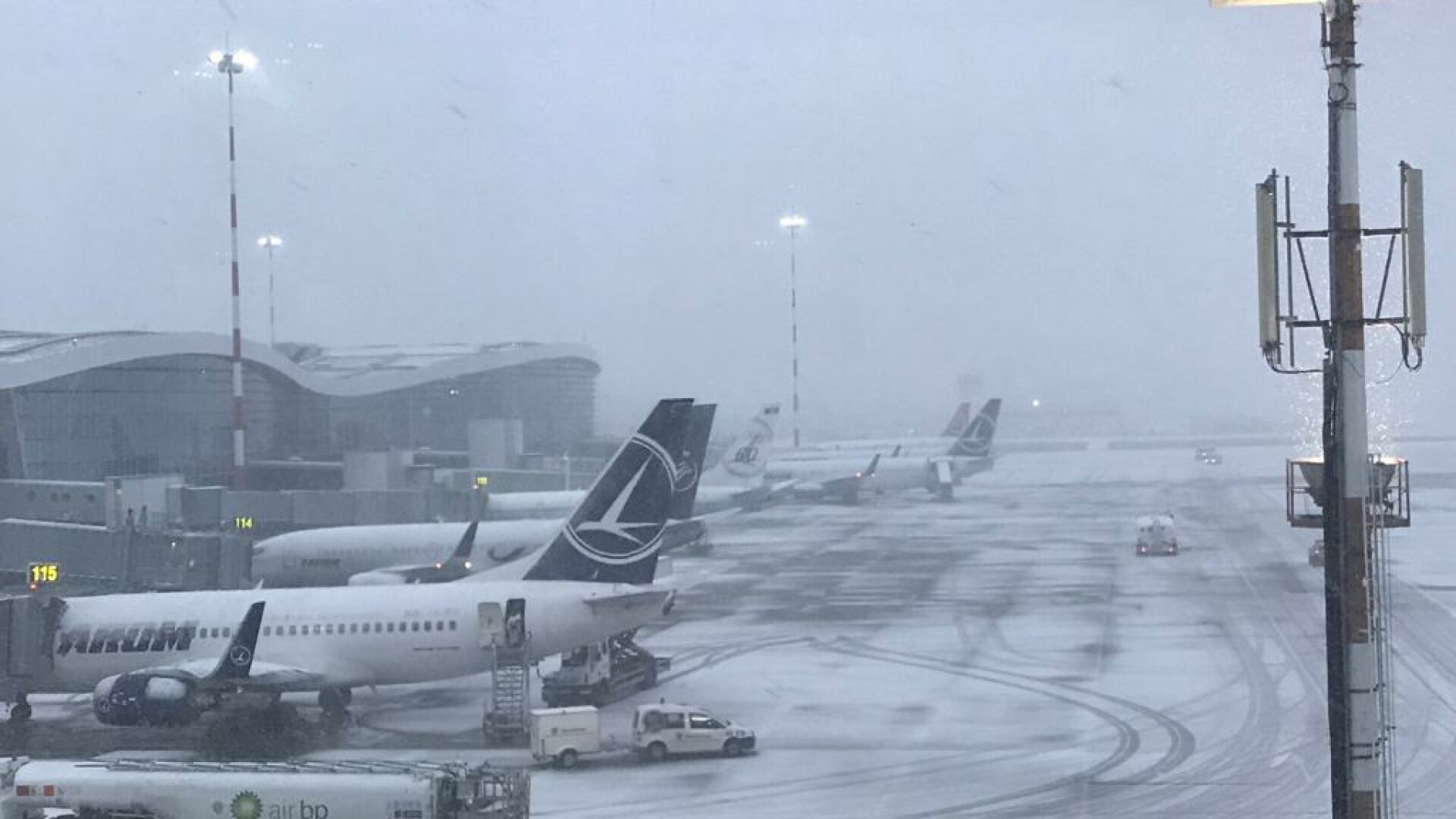 ninsoare aeroport