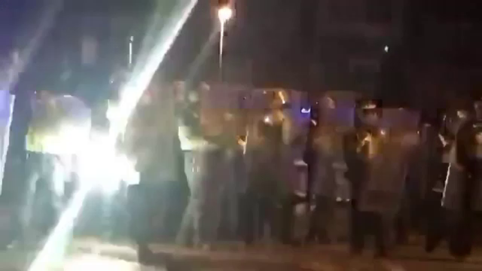 Poliștii britanici au fost atacați cu artificii