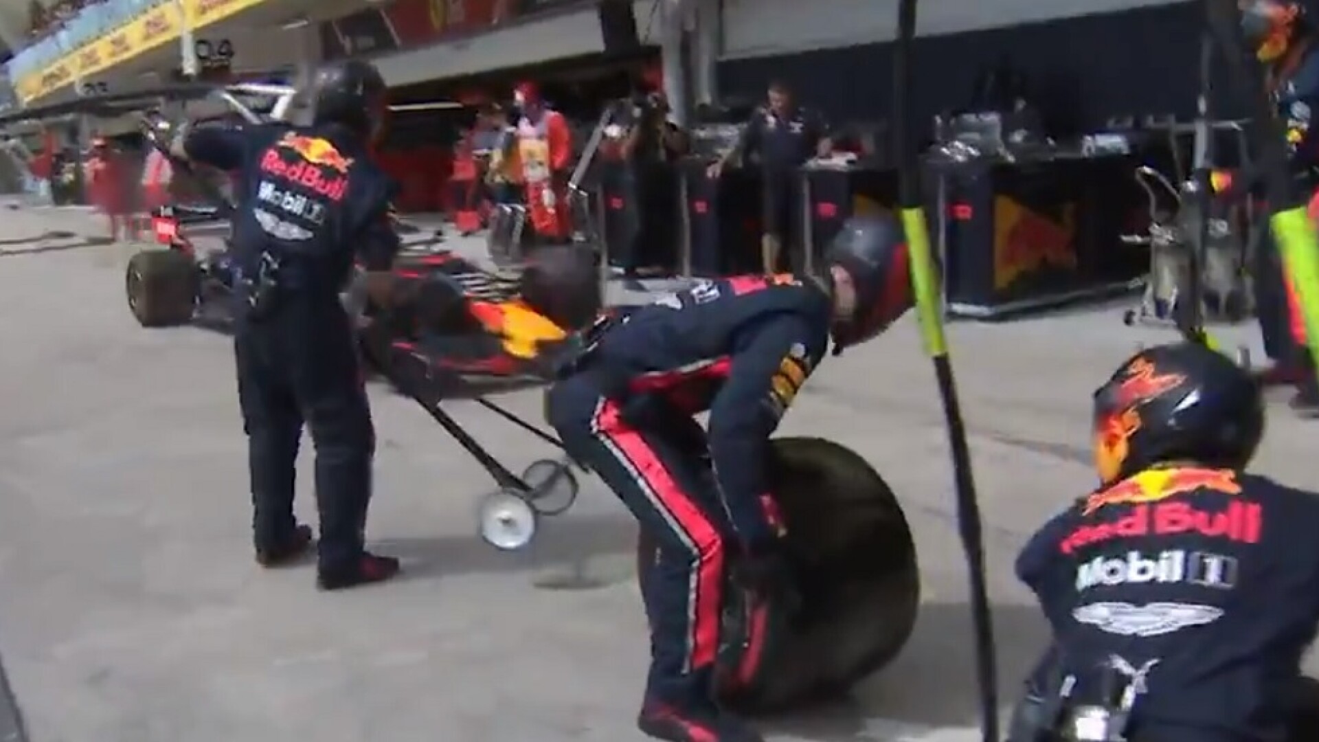 Momentul în care mecanicii Red Bull doboară recordul mondial la schimbat pneuri