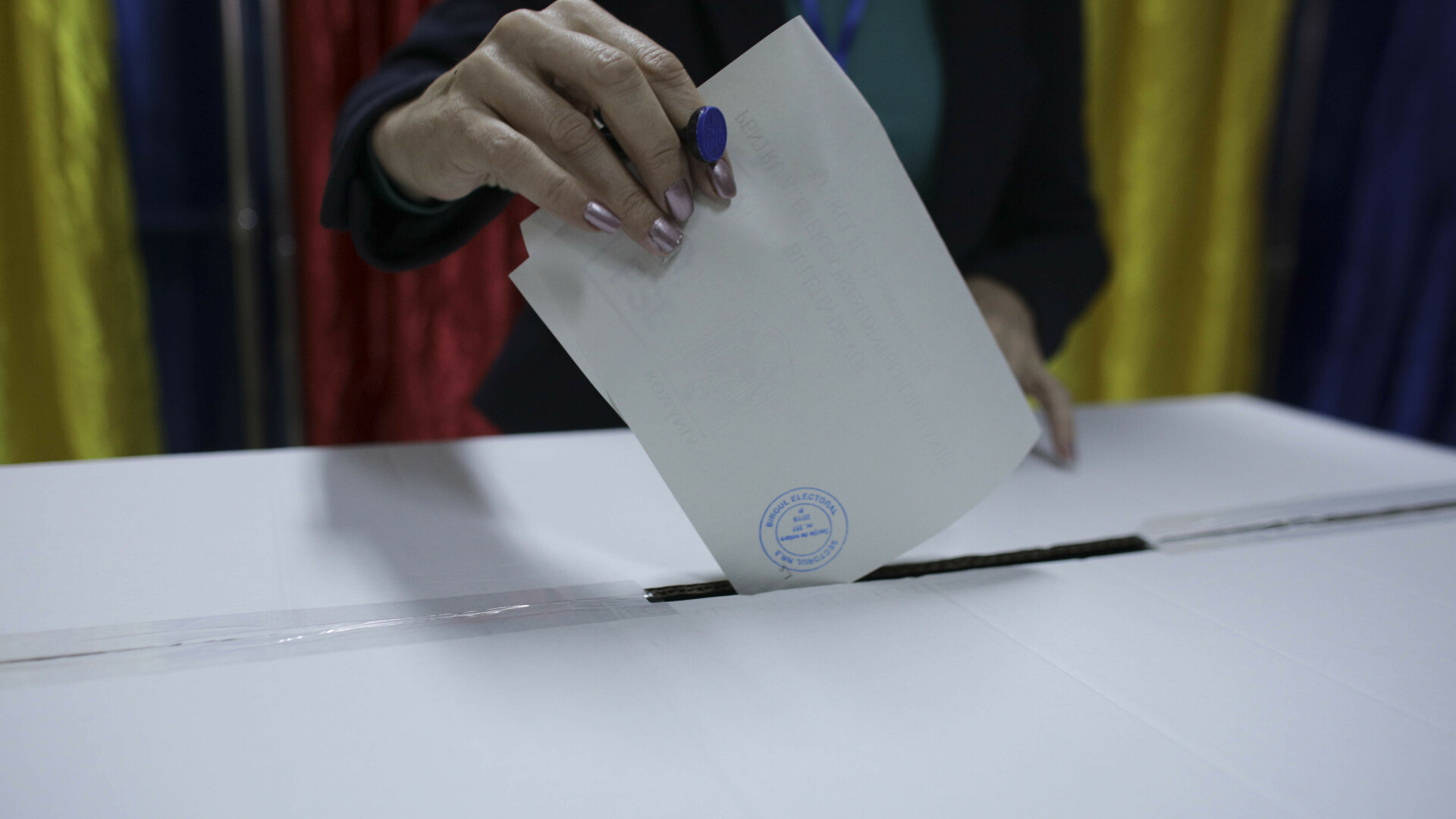 Românii votează în secțiile de votare din țară pentru alegerile prezidențiale 2019, turul 2 - 4