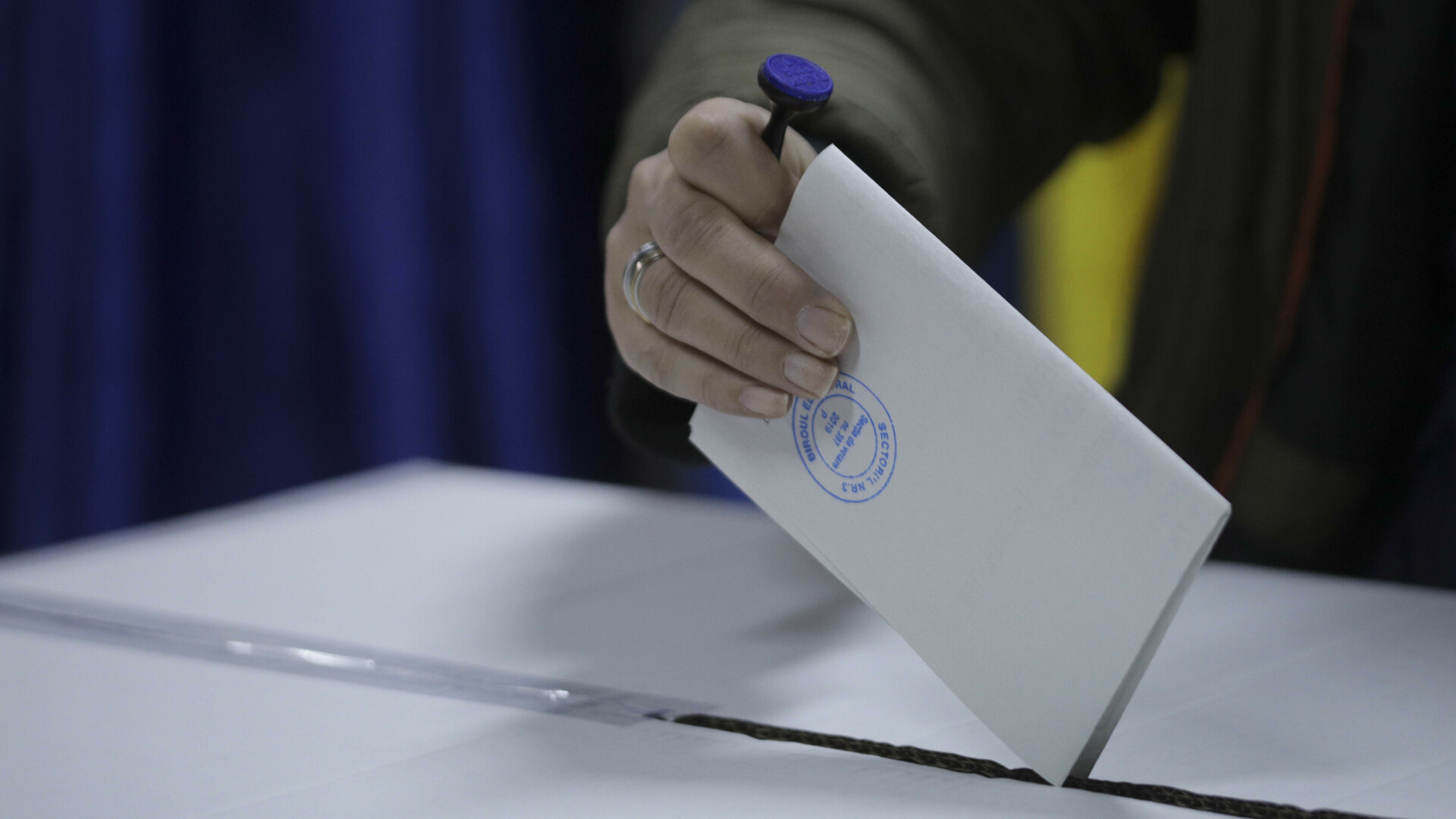 Românii votează în secțiile de votare din țară pentru alegerile prezidențiale 2019, turul 2 - 6