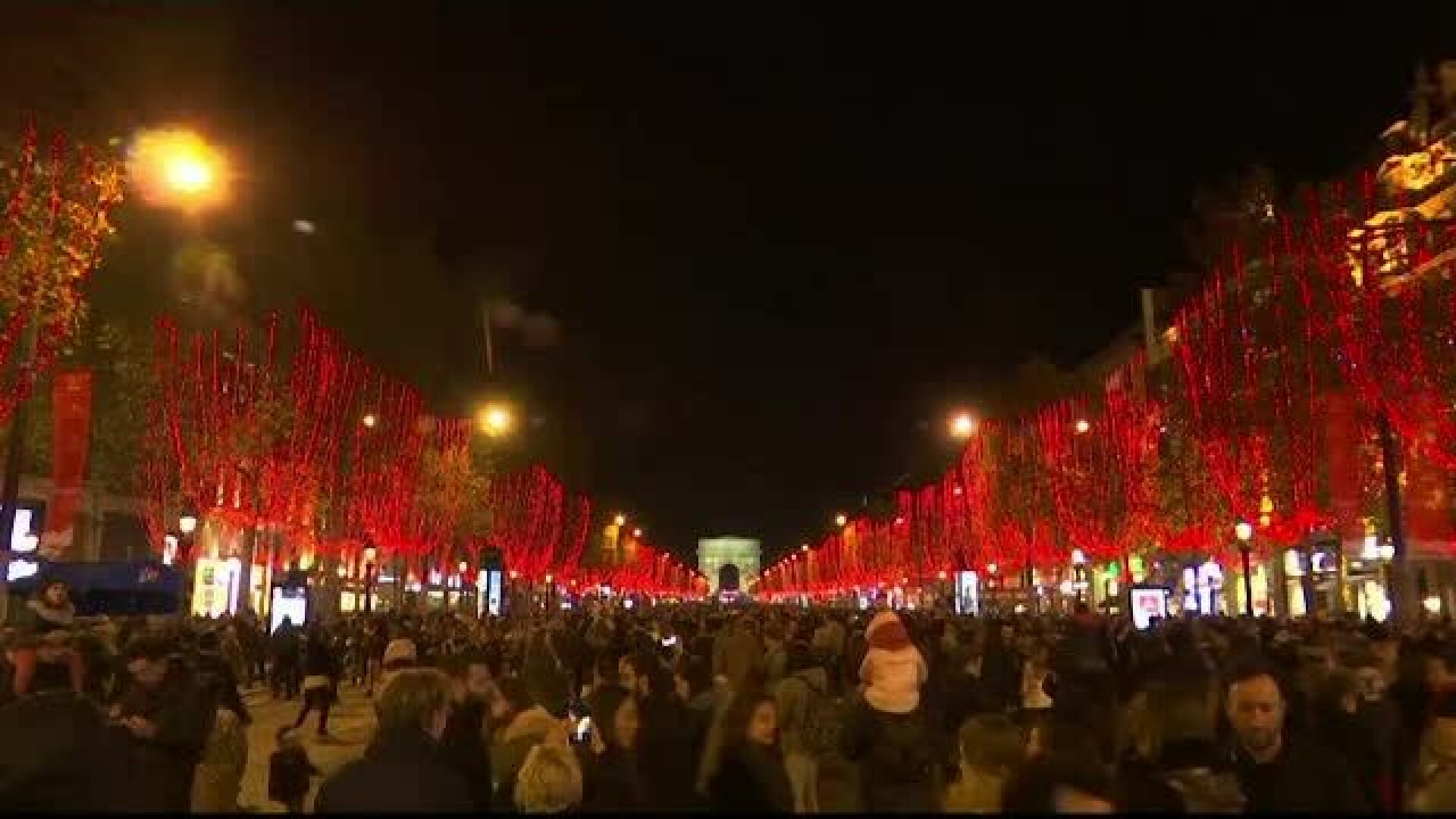 Luminile de sărbători s-au aprins pe Bulevardul Champs Elysees din Paris